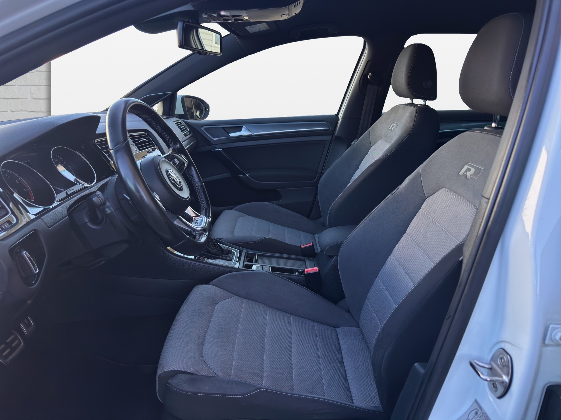 VW Golf Variant 1.4 TSI Lounge R-Line DSG-image-9