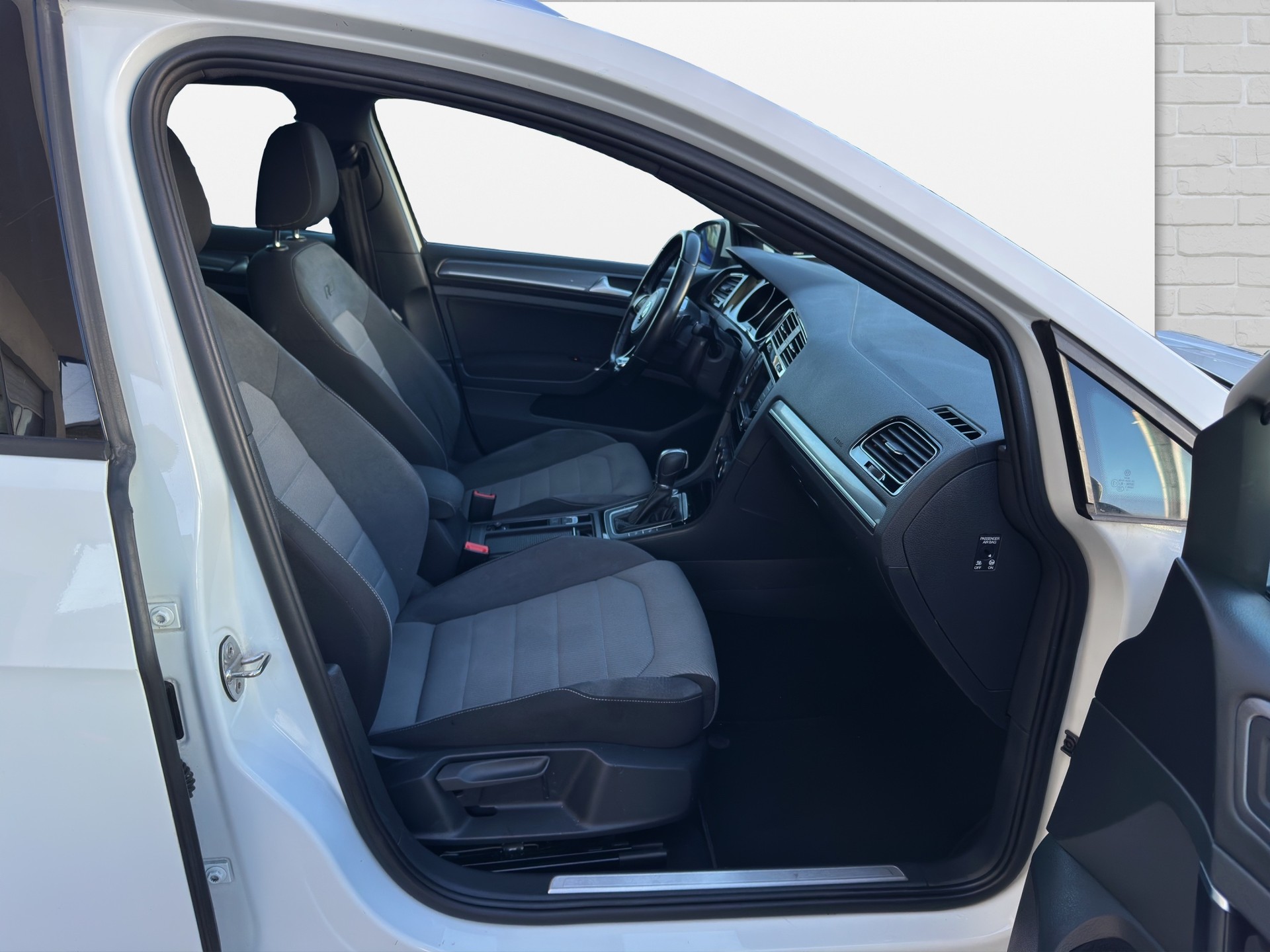 VW Golf Variant 1.4 TSI Lounge R-Line DSG-image-12