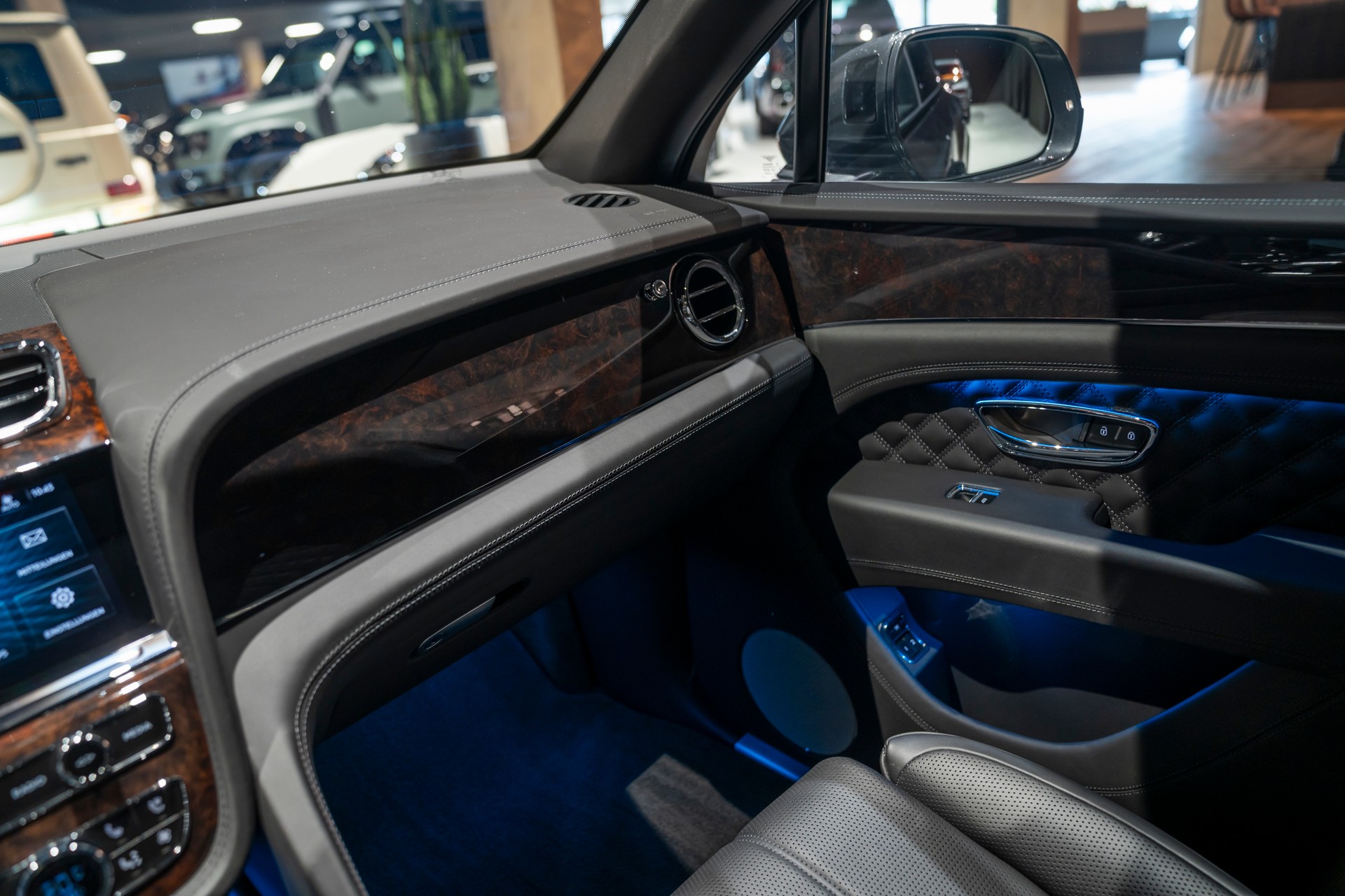 BENTLEY Bentayga V8-image-9