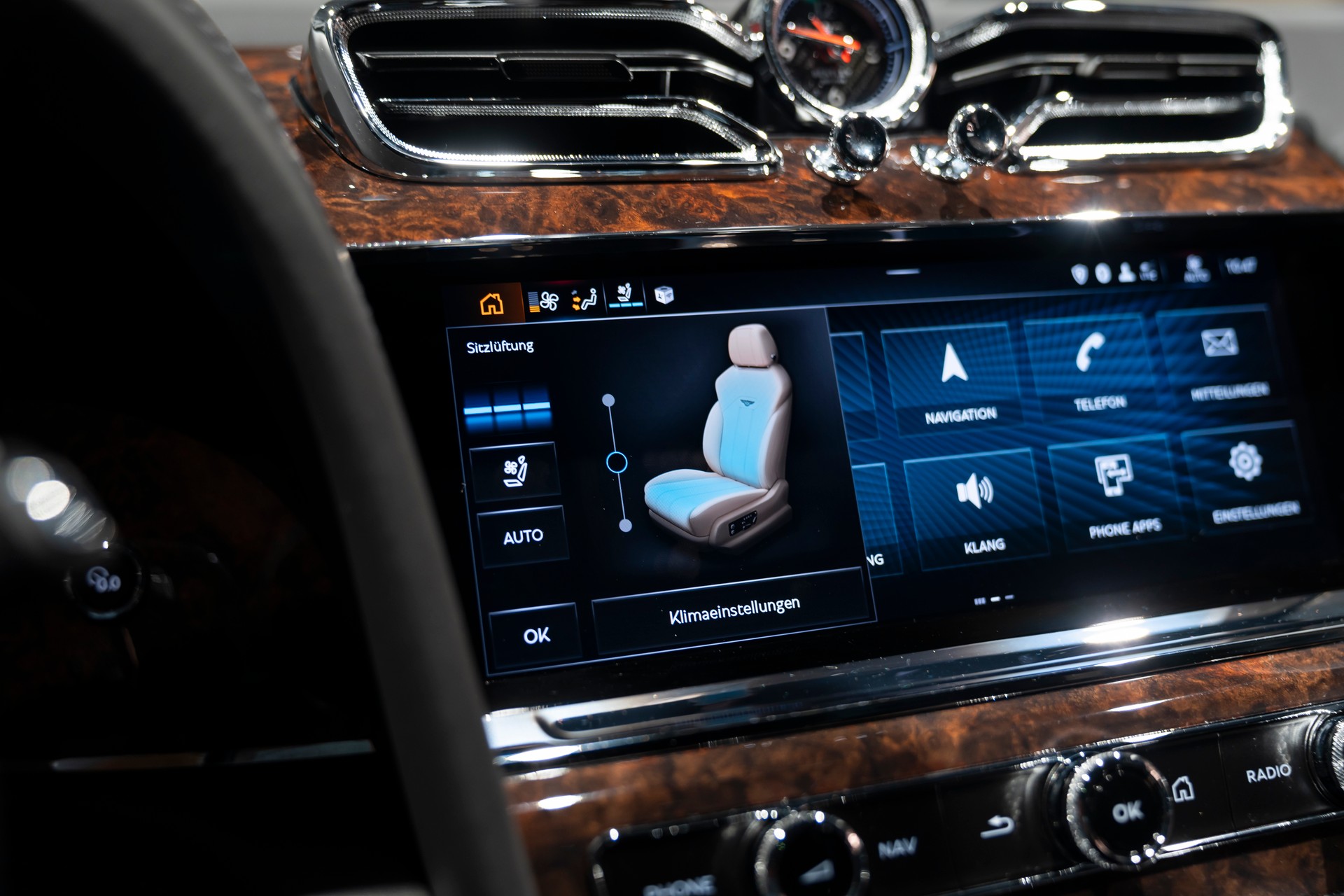 BENTLEY Bentayga V8-image-10