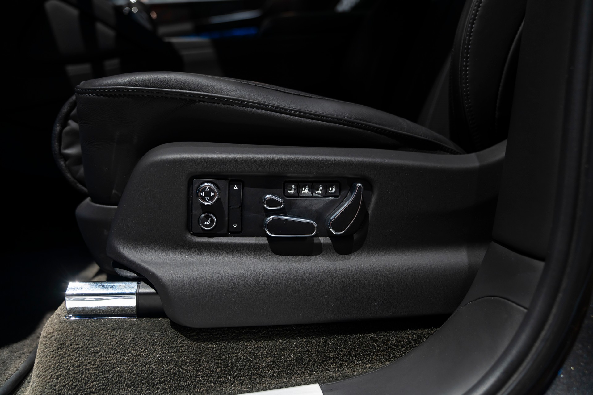 BENTLEY Bentayga V8-image-13