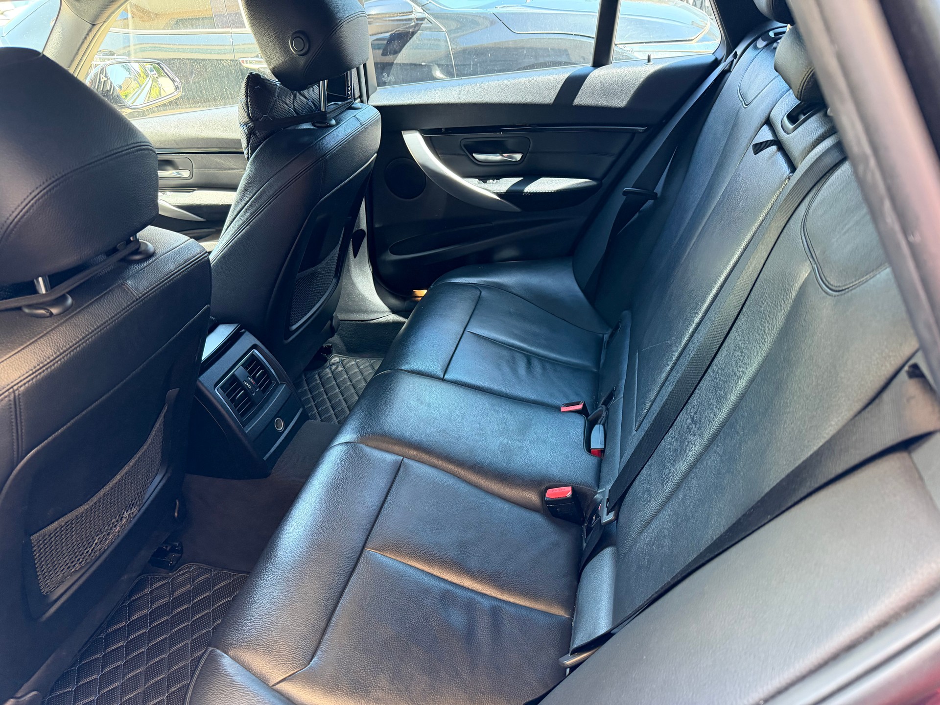 BMW 320d xDrive Touring Sport Line Steptronic-showroom-element-3