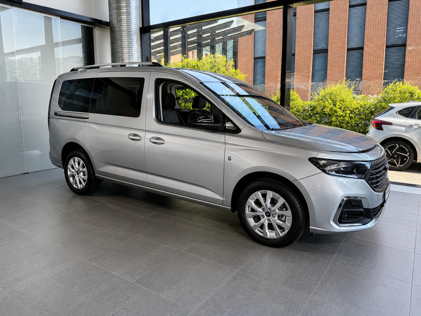 FORD Grand Tourneo Connect 1.5 EcoBoost Titanium Automat-showroom-element-3