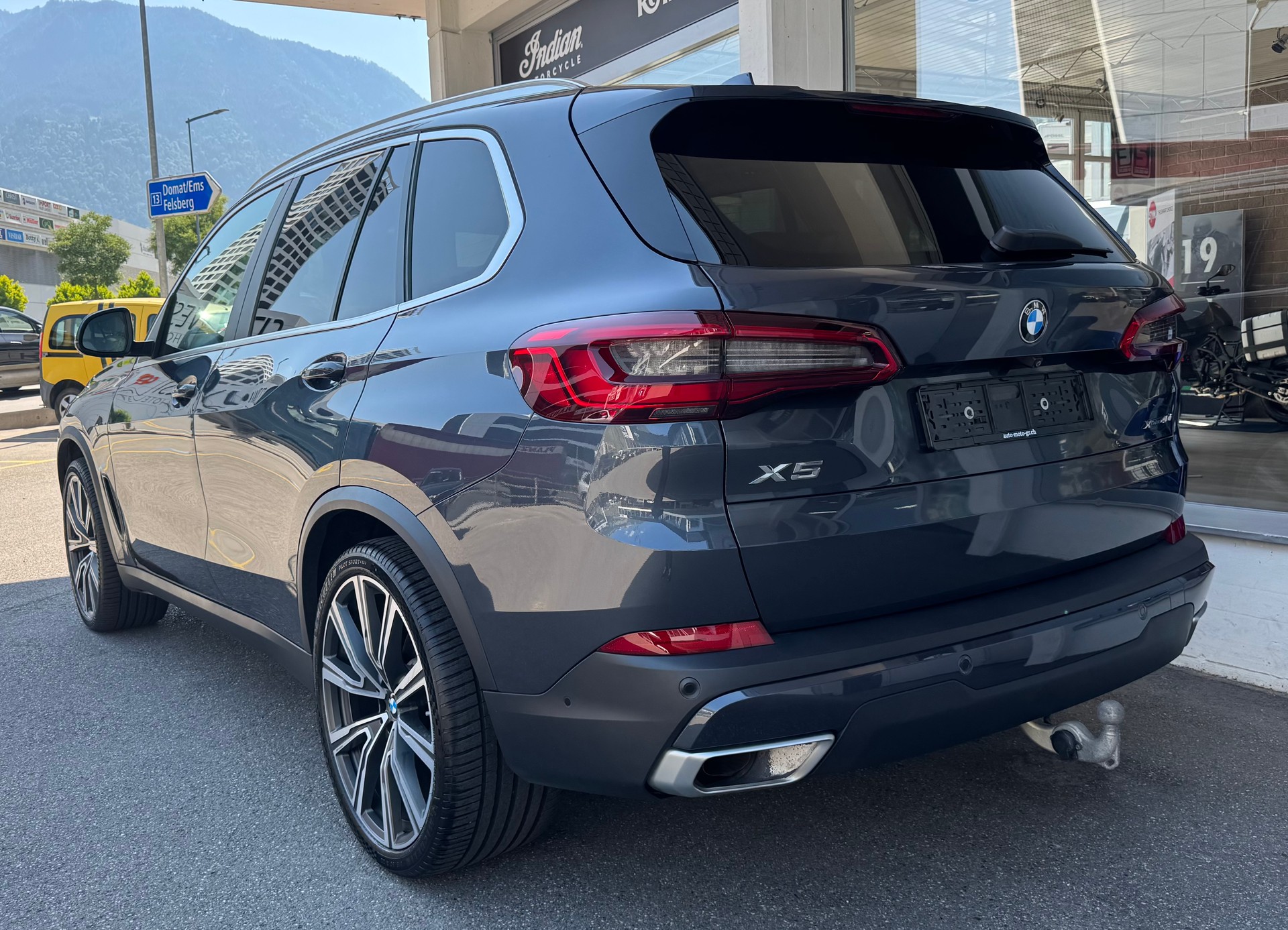 BMW X5 xDrive 40i Individual-showroom-element-3