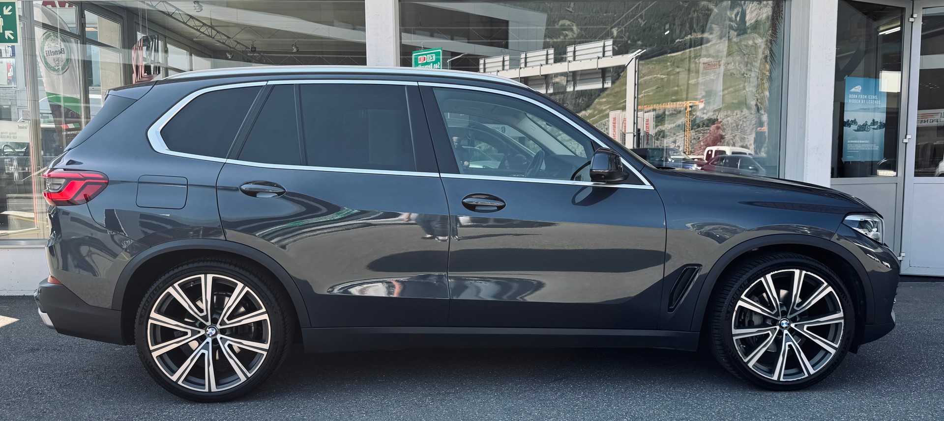 BMW X5 xDrive 40i Individual-showroom-element-1