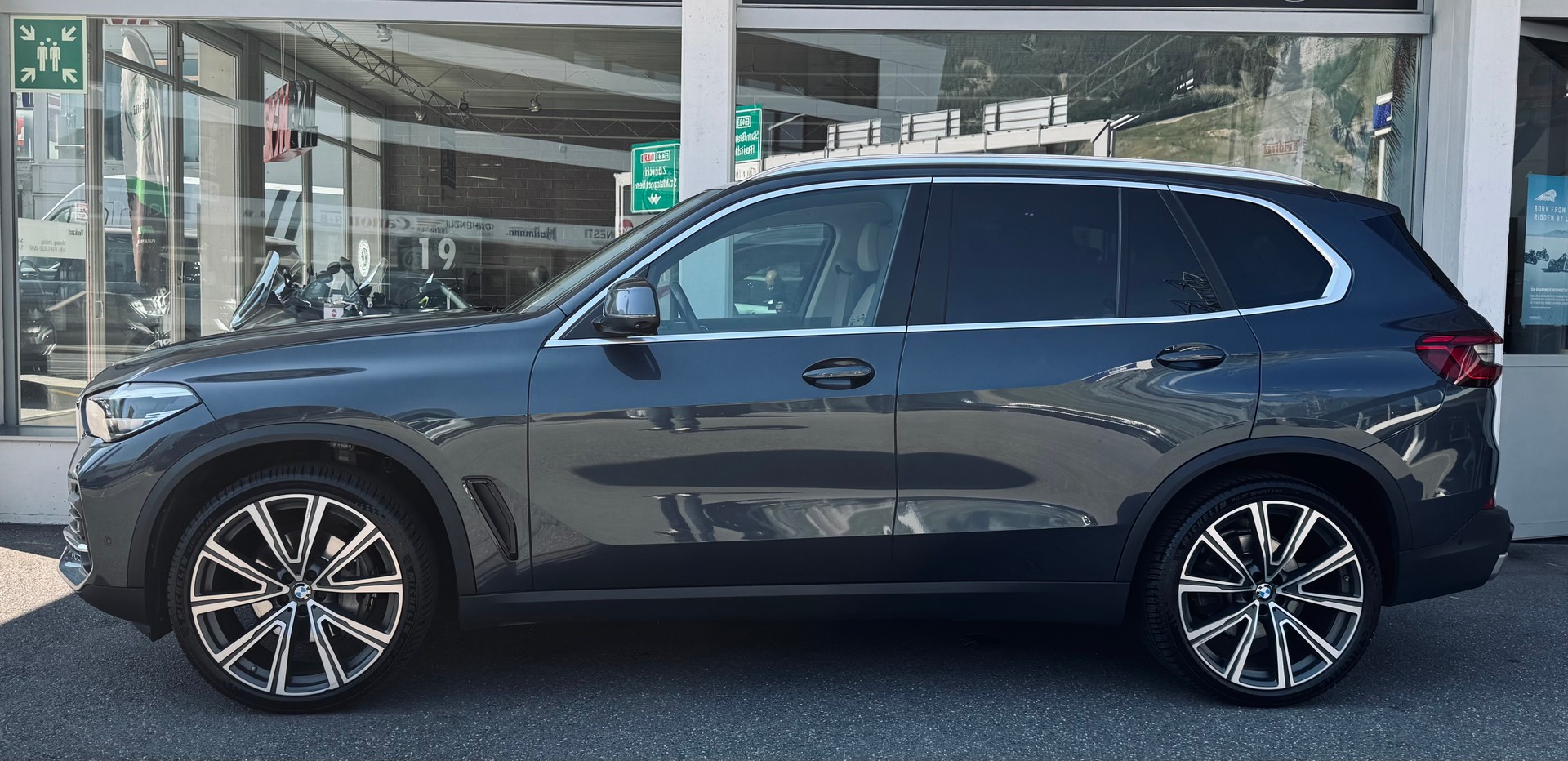 BMW X5 xDrive 40i Individual-showroom-element-2