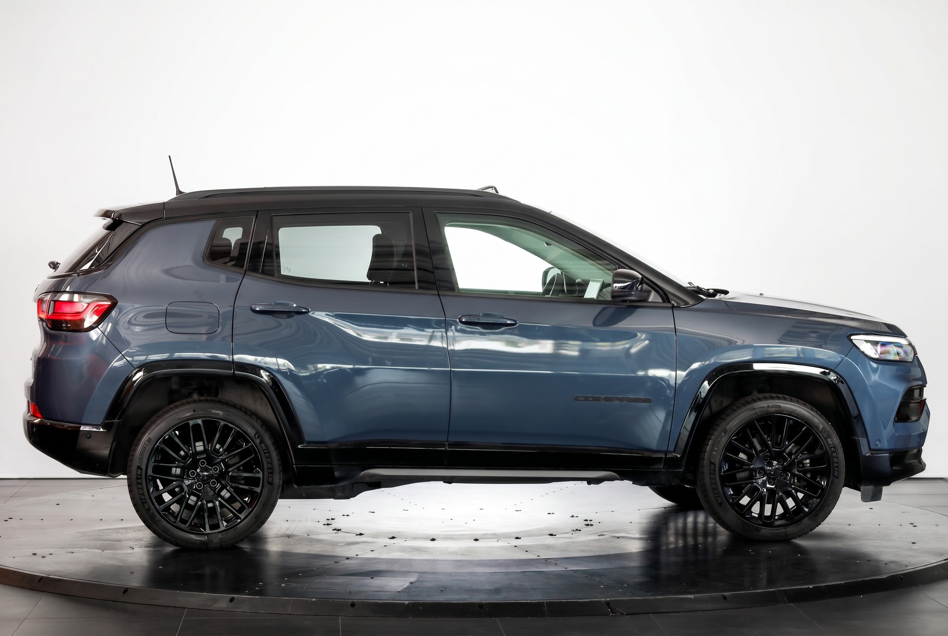 JEEP Compass 1.3 T PHEV S Sky AWD-showroom-element-3