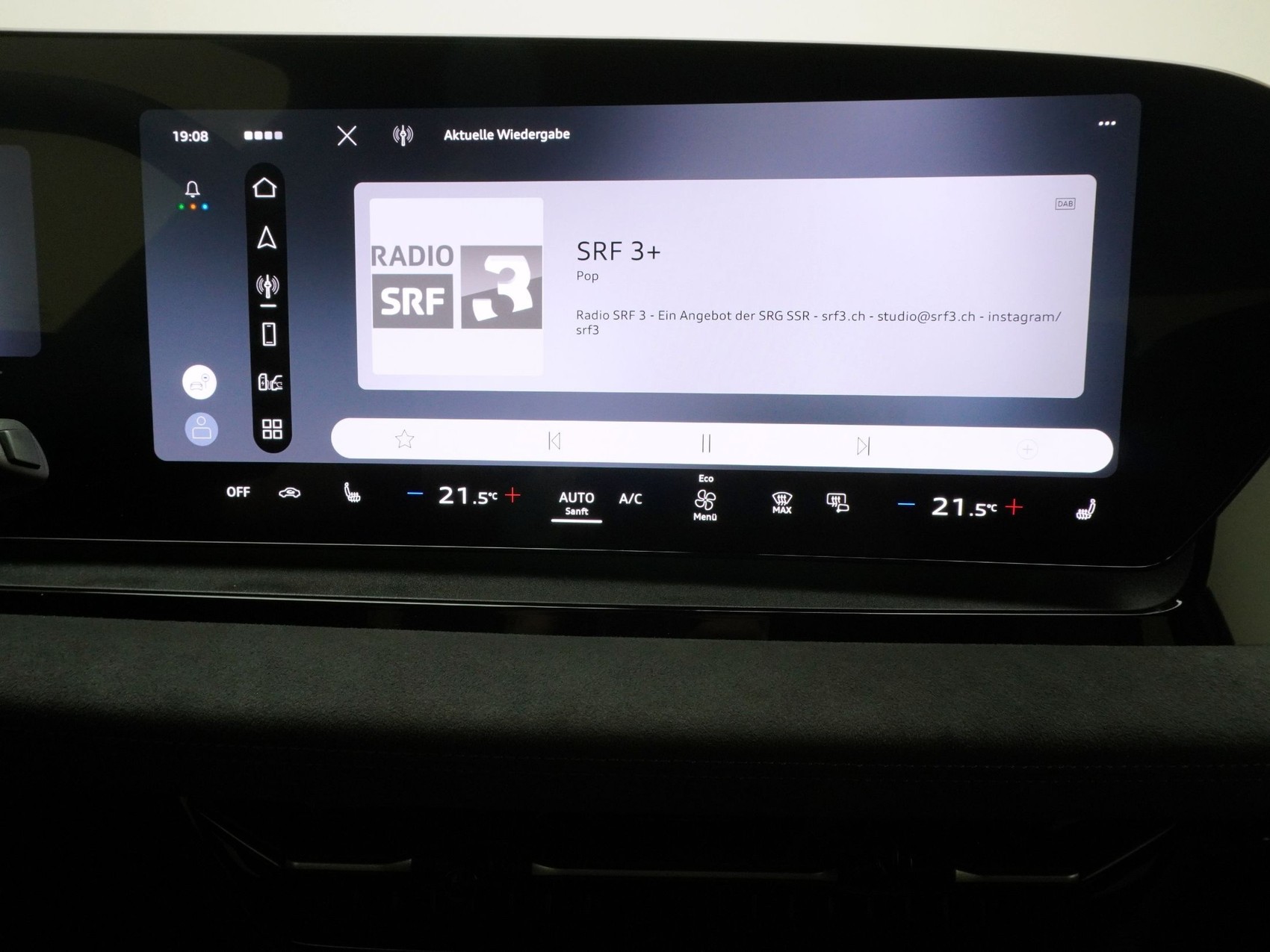 AUDI Q6 e-tron quattro S line-image-24