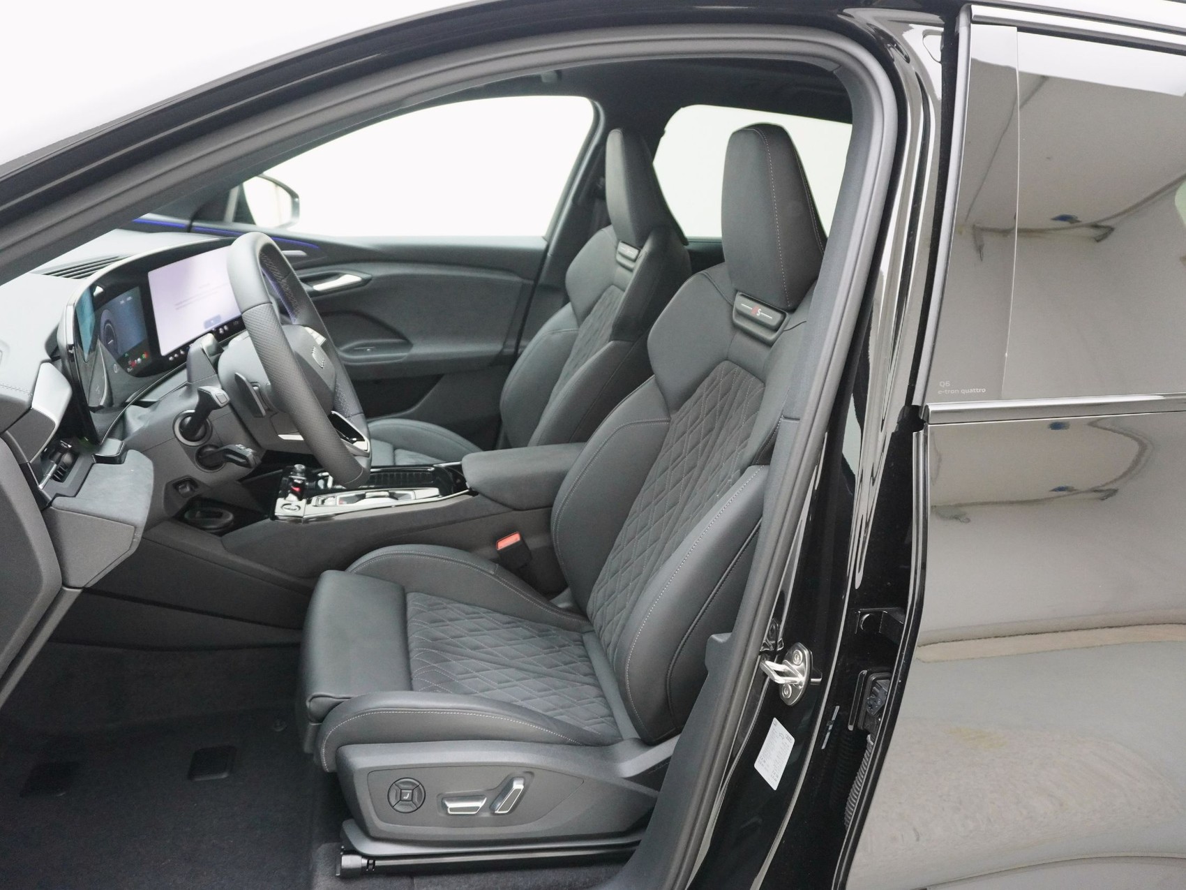 AUDI Q6 e-tron quattro S line-image-12