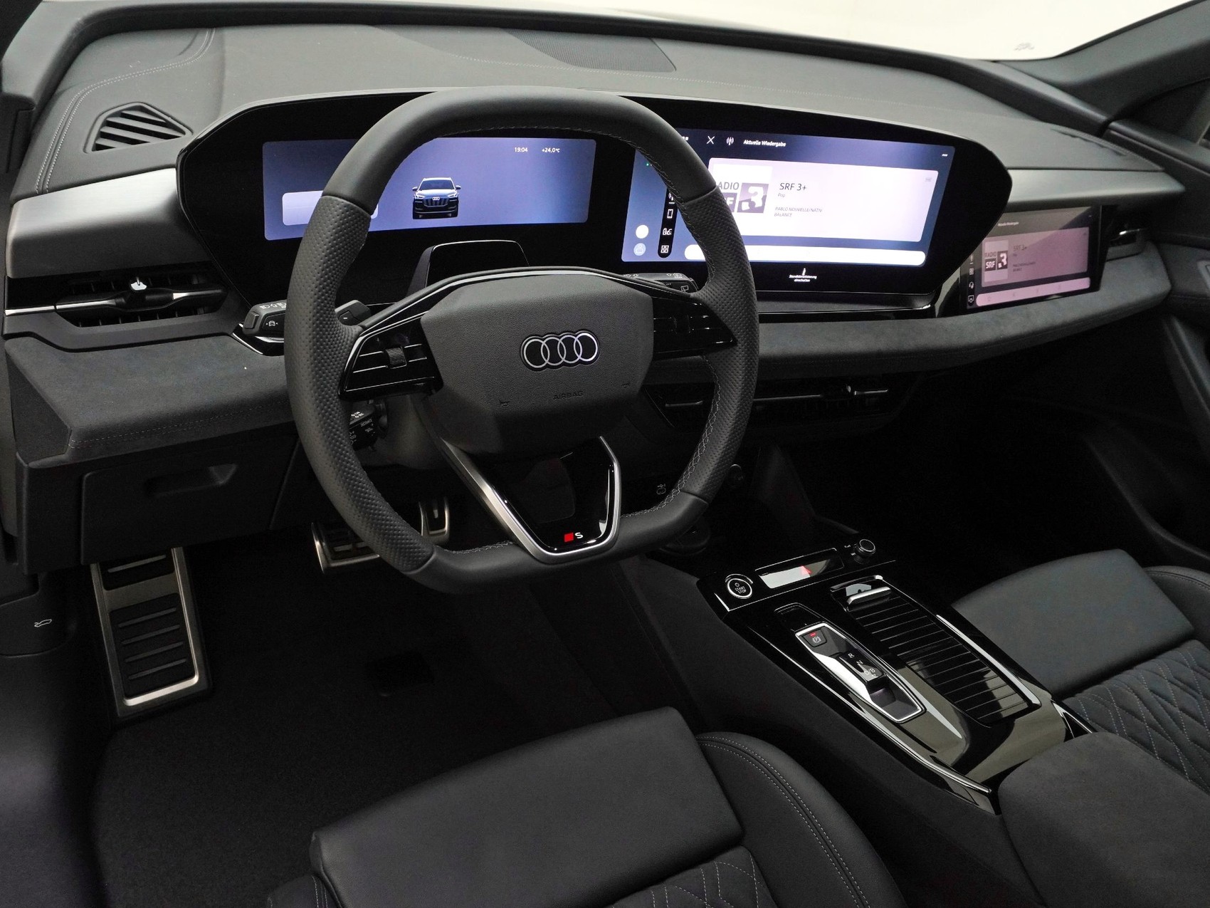AUDI Q6 e-tron quattro S line-image-10
