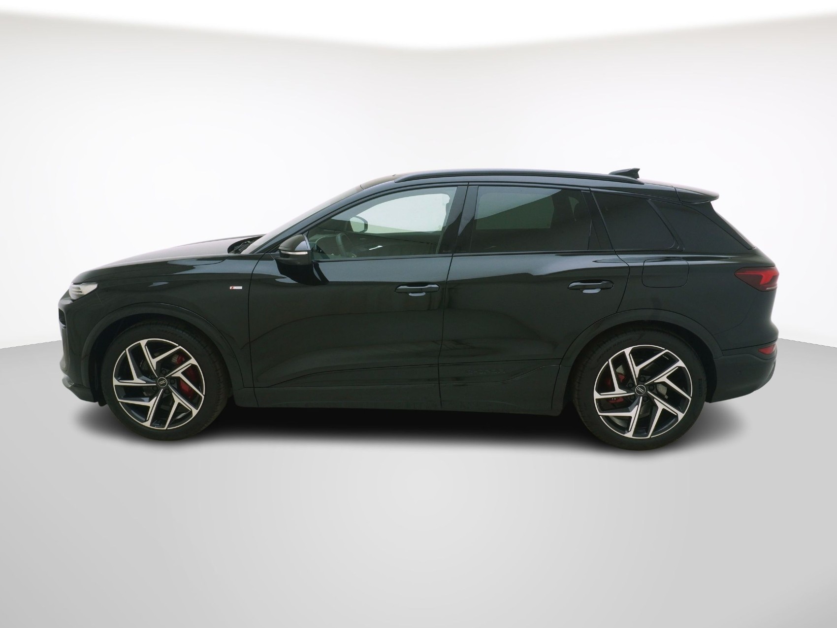 AUDI Q6 e-tron quattro S line-showroom-element-1