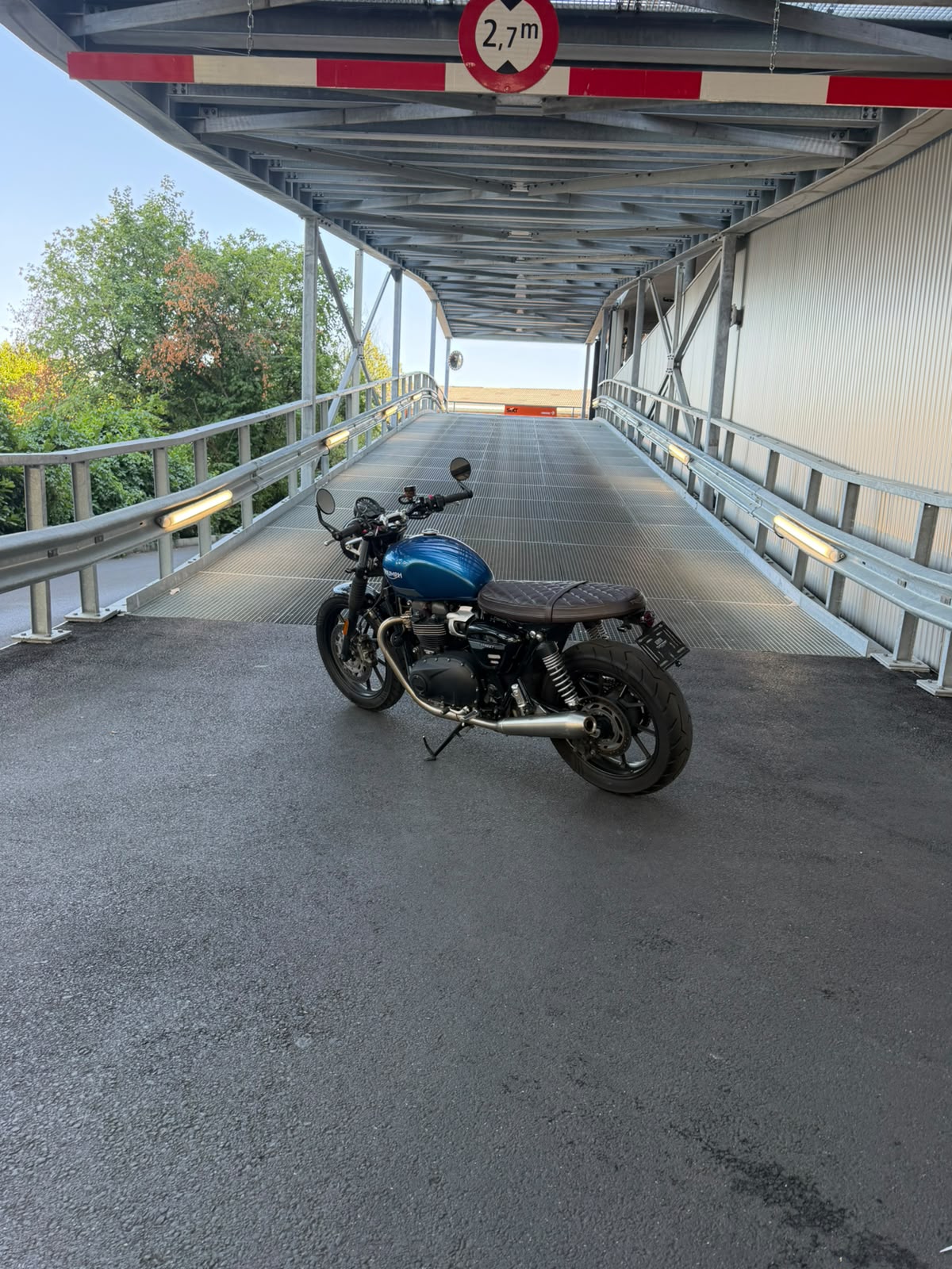 TRIUMPH Street Twin 900 Gold Line (35kW)-image-3