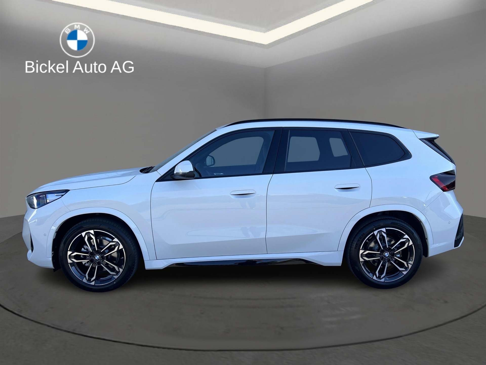 BMW iX1 eDrive 20 M Sport-showroom-element-3