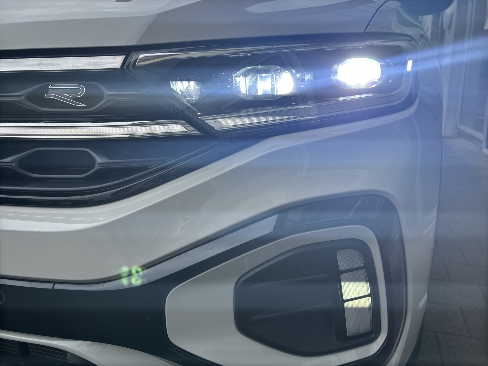 VW T-Roc 1.5 TSI EVO R-Line DSG mit AHK, Design-Paket "Black Style" & Winterräder-image-10