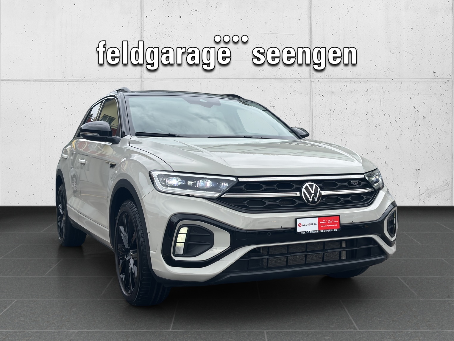 VW T-Roc 1.5 TSI EVO R-Line DSG mit AHK, Design-Paket "Black Style" & Winterräder-showroom-element-2