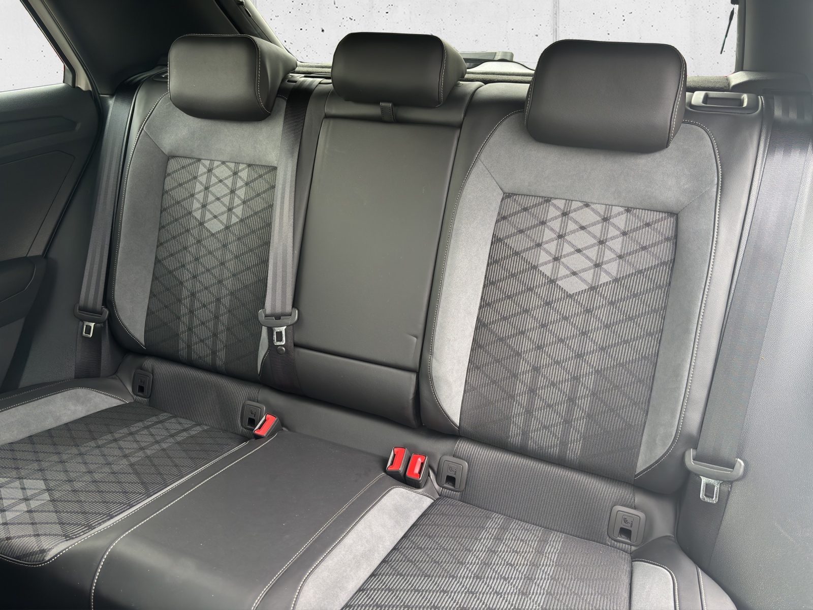 VW T-Roc 1.5 TSI EVO R-Line DSG mit AHK, Design-Paket "Black Style" & Winterräder-image-27