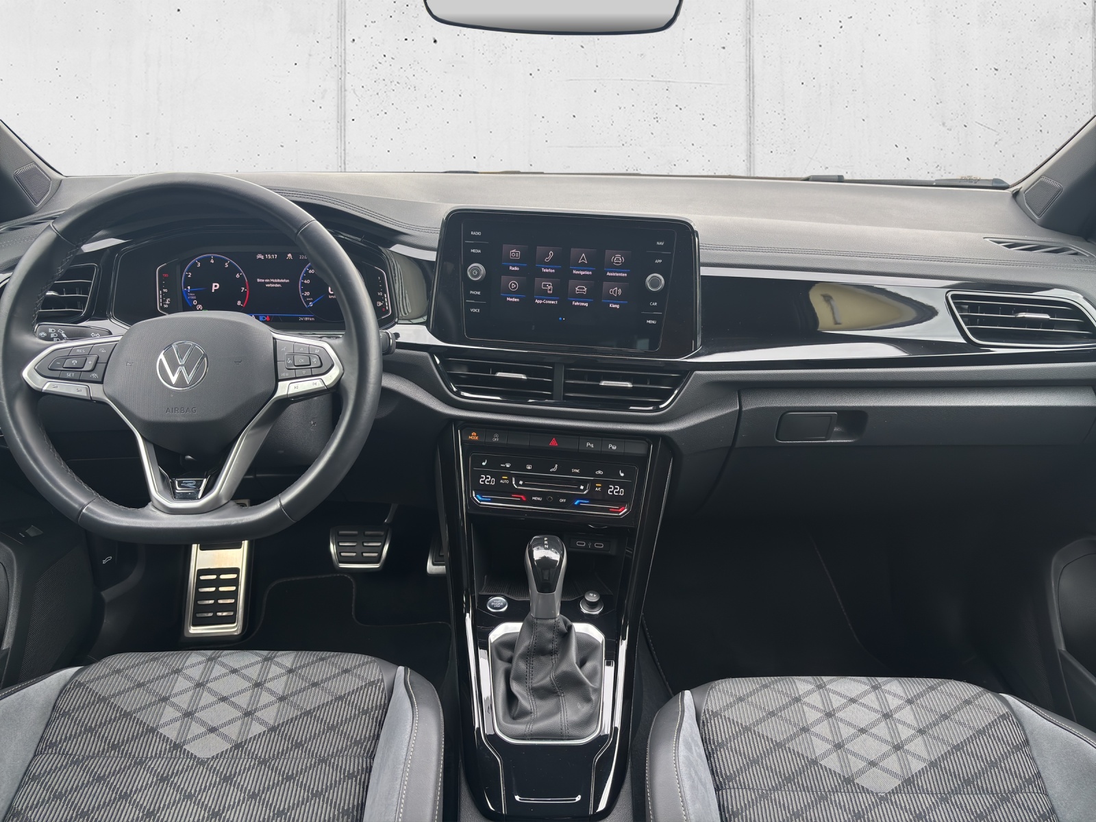 VW T-Roc 1.5 TSI EVO R-Line DSG mit AHK, Design-Paket "Black Style" & Winterräder-image-12