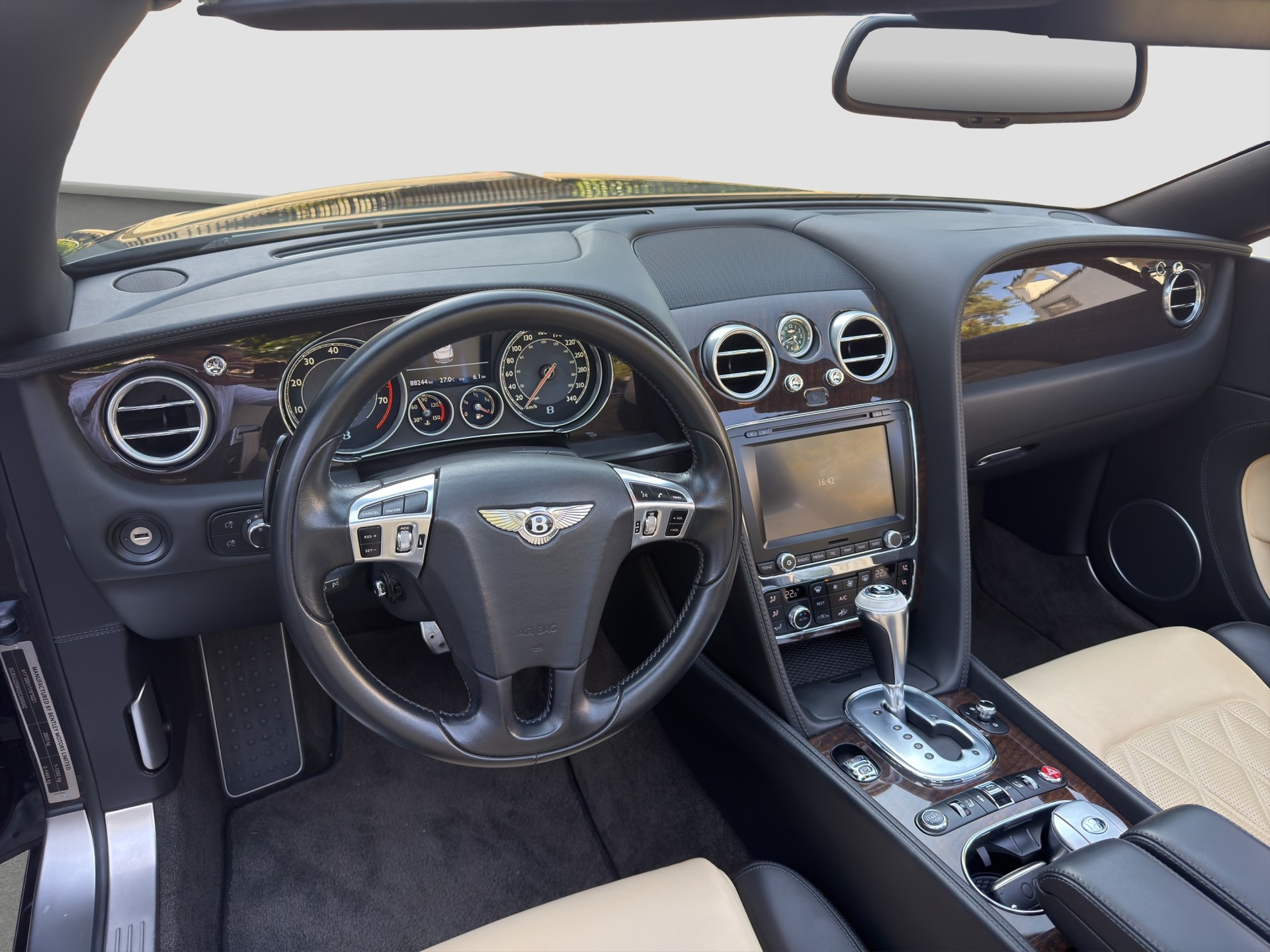 BENTLEY Continental GTC 4.0 V8 Mulliner-image-11