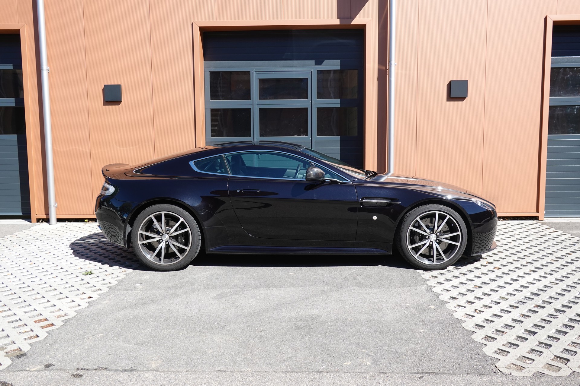 ASTON MARTIN V8 Vantage 4.7 S SP10 - "CH Véhicule * Full Entretien Aston * intérieur cuir noir * Phares xenon * Son Bang&Olufsen"-showroom-element-3
