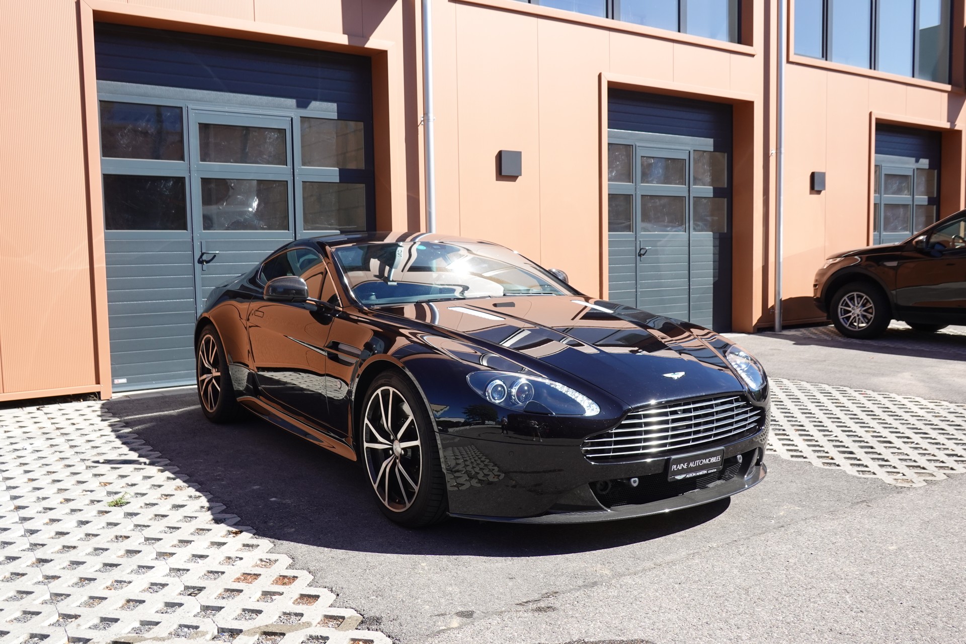 ASTON MARTIN V8 Vantage 4.7 S SP10 - "CH Véhicule * Full Entretien Aston * intérieur cuir noir * Phares xenon * Son Bang&Olufsen"-showroom-element-2