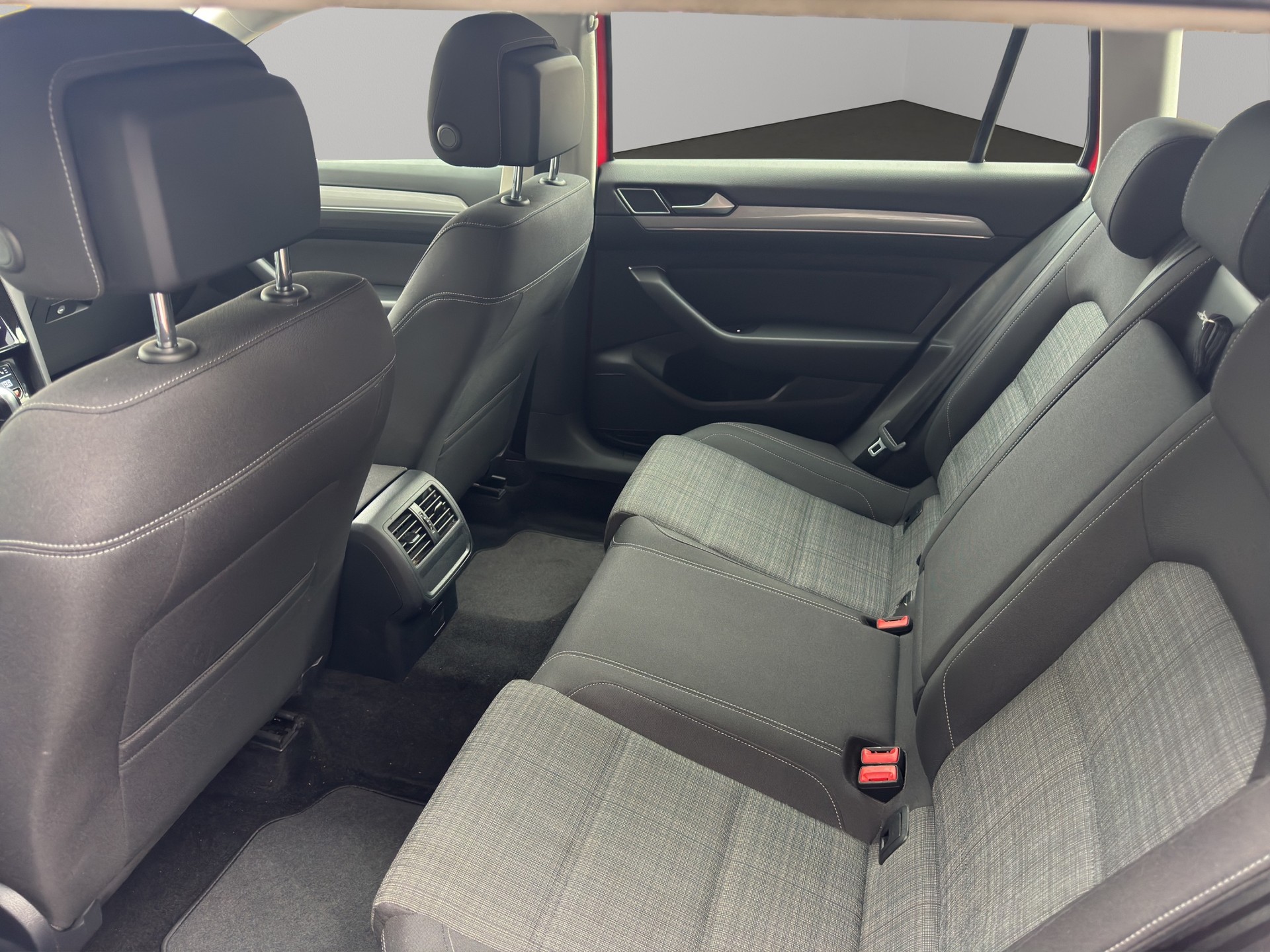 VW Passat 2.0 TDI BMT Business 4Motion DSG-image-9