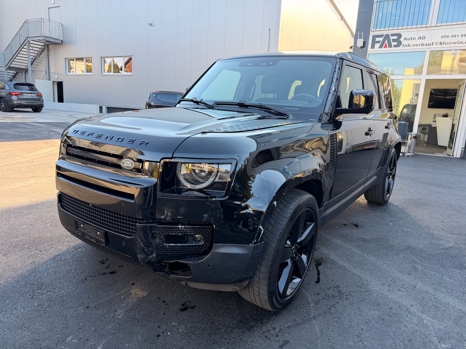 LAND ROVER Defender 110 P300 Si4 X-Dynamic HSE AT8 7-PLÄTZER-showroom-element-1