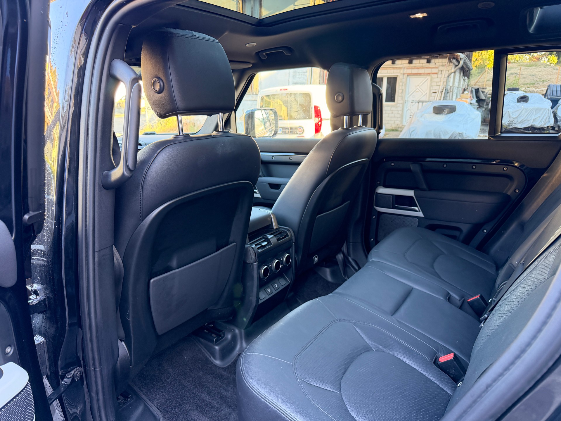 LAND ROVER Defender 110 P300 Si4 X-Dynamic HSE AT8 7-PLÄTZER-image-10