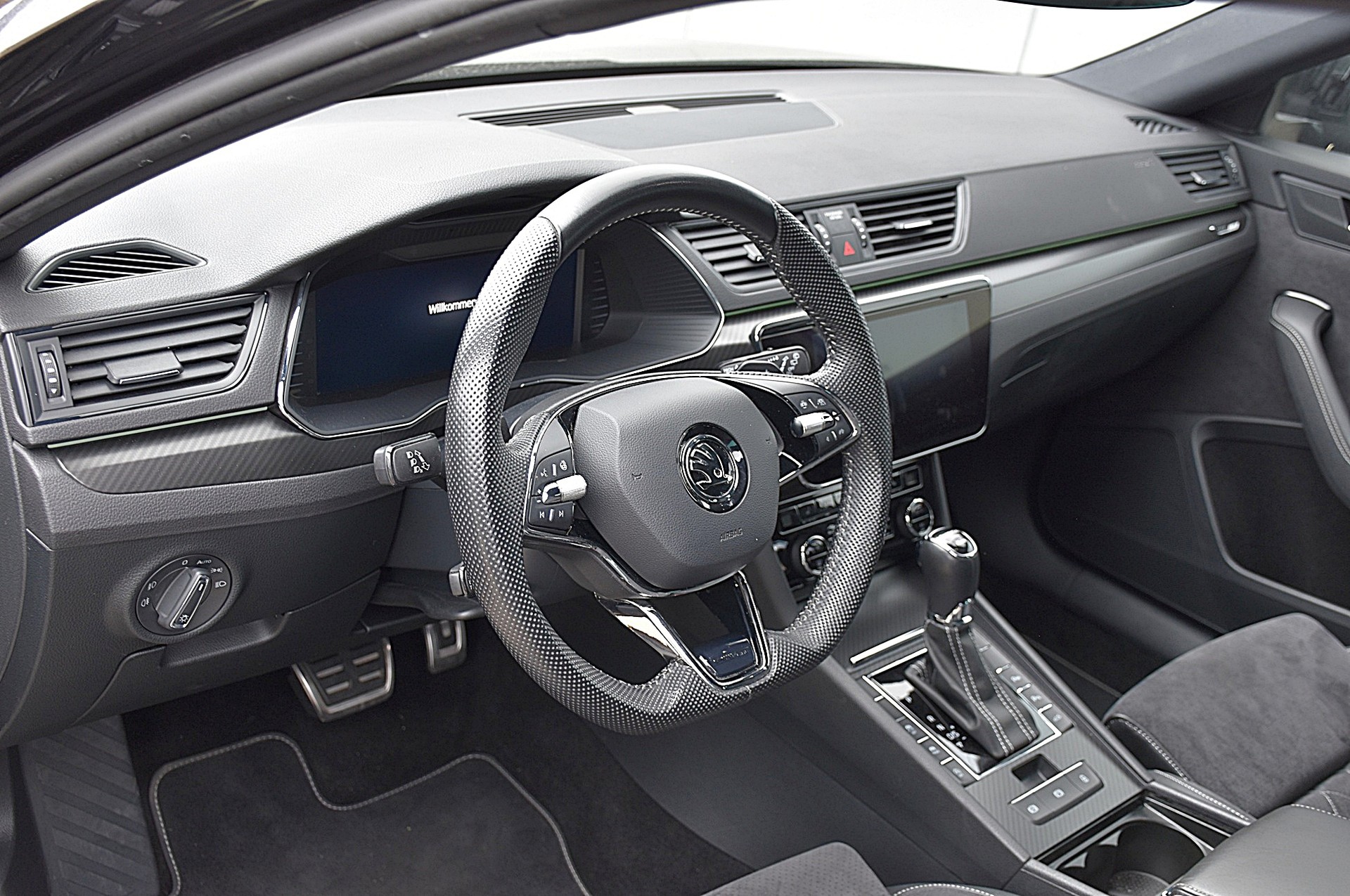 SKODA Superb Combi 2.0 TDi Sport Line Light 4x4 DSG-image-5