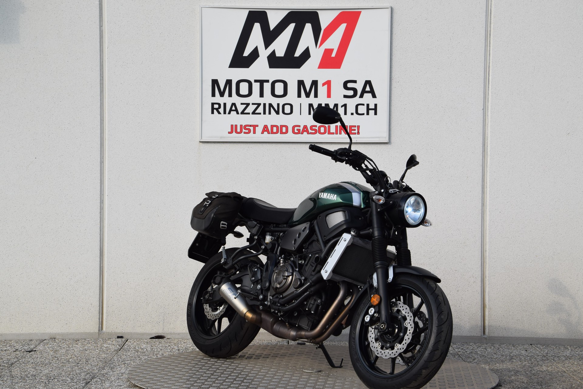 YAMAHA XSR 700-showroom-element-1