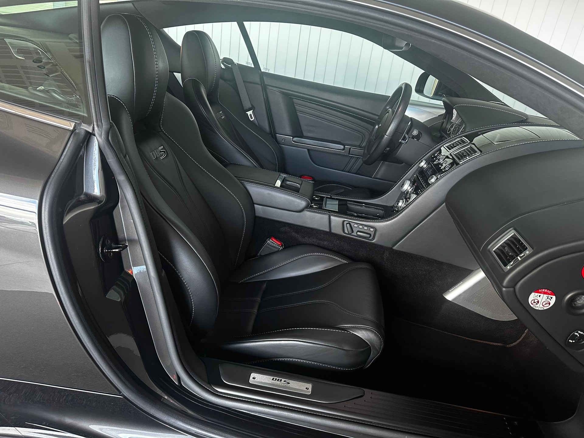 ASTON MARTIN DBS Coupé-image-14