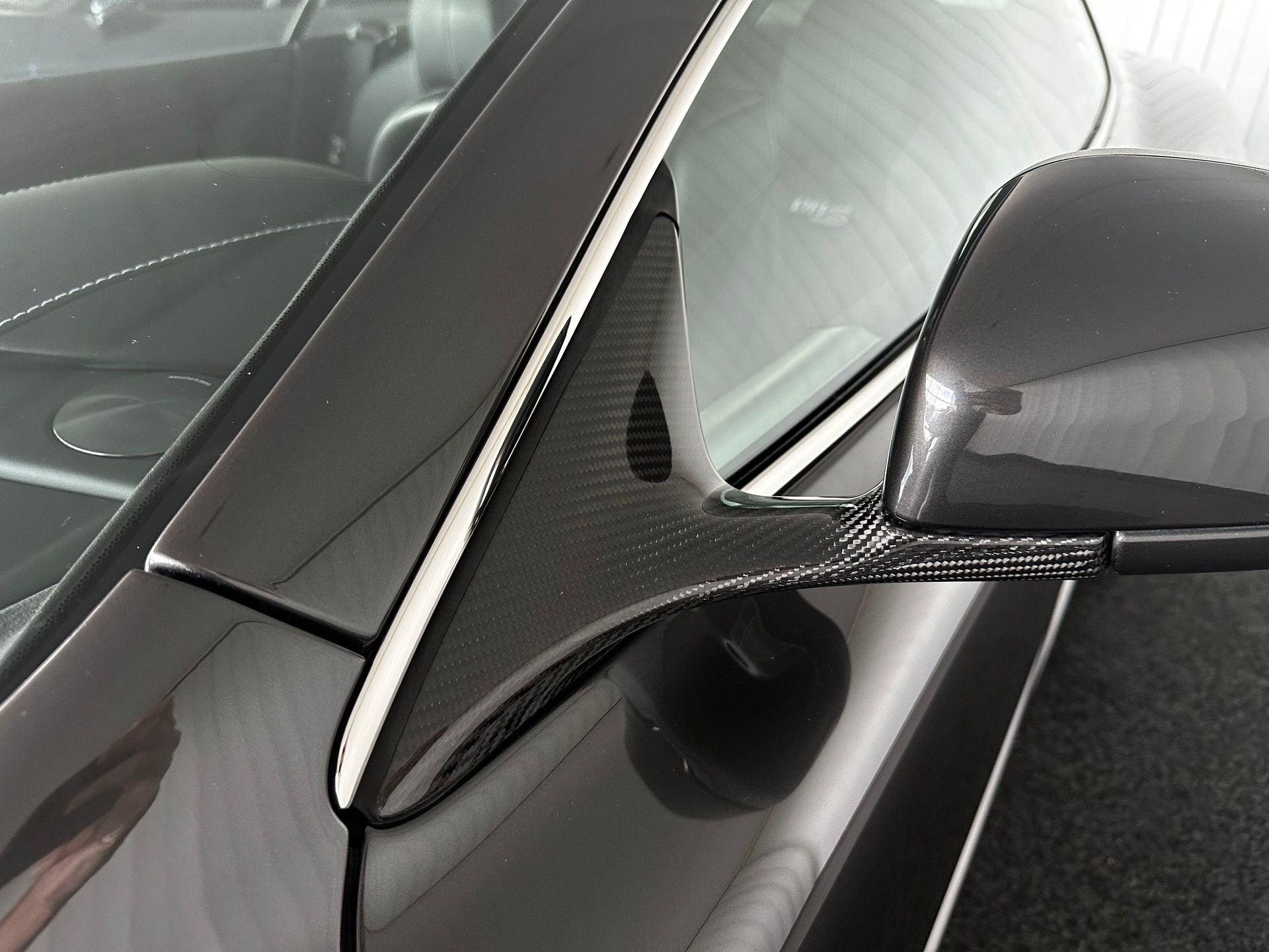ASTON MARTIN DBS Coupé-image-4