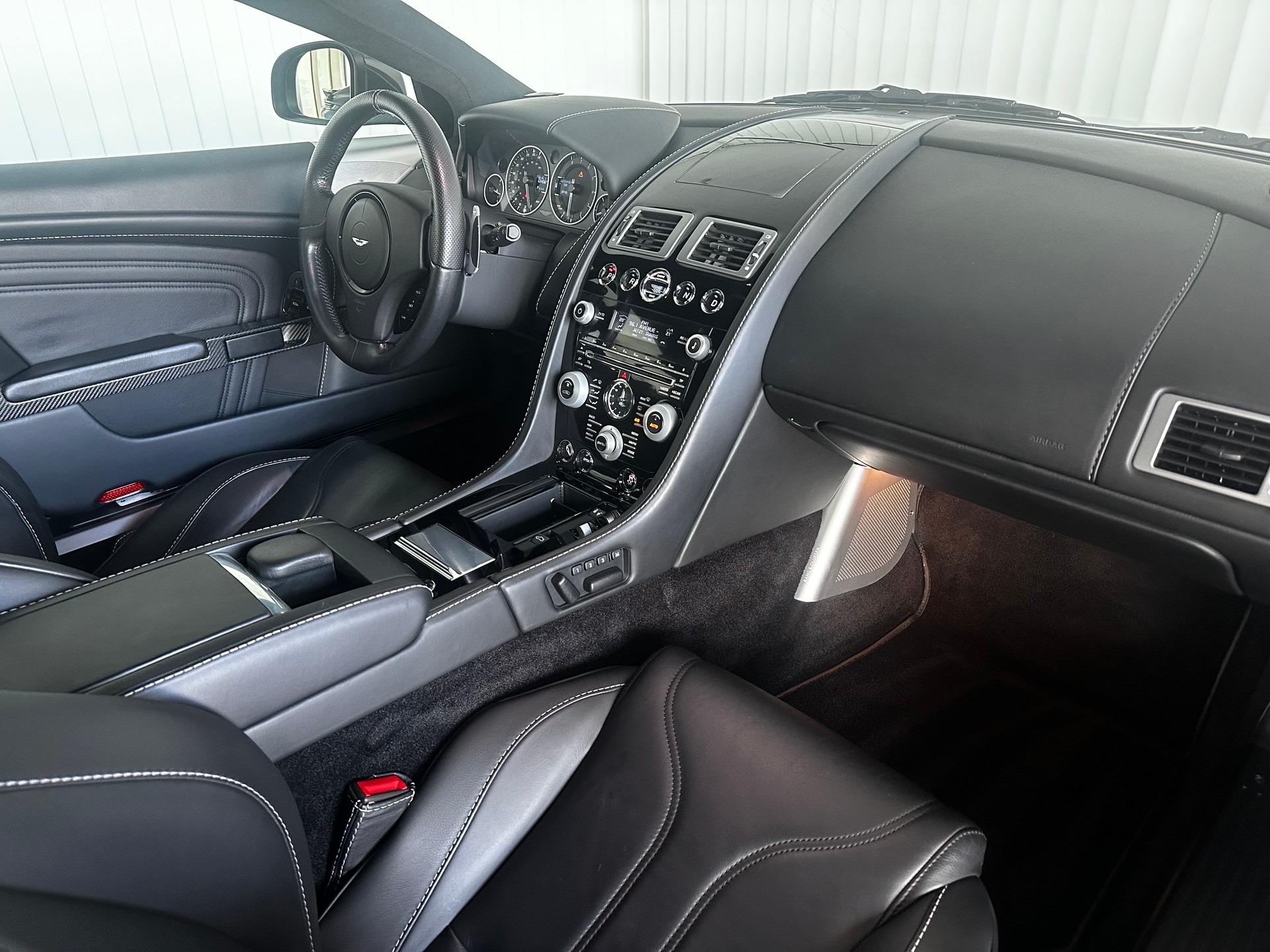 ASTON MARTIN DBS Coupé-image-13