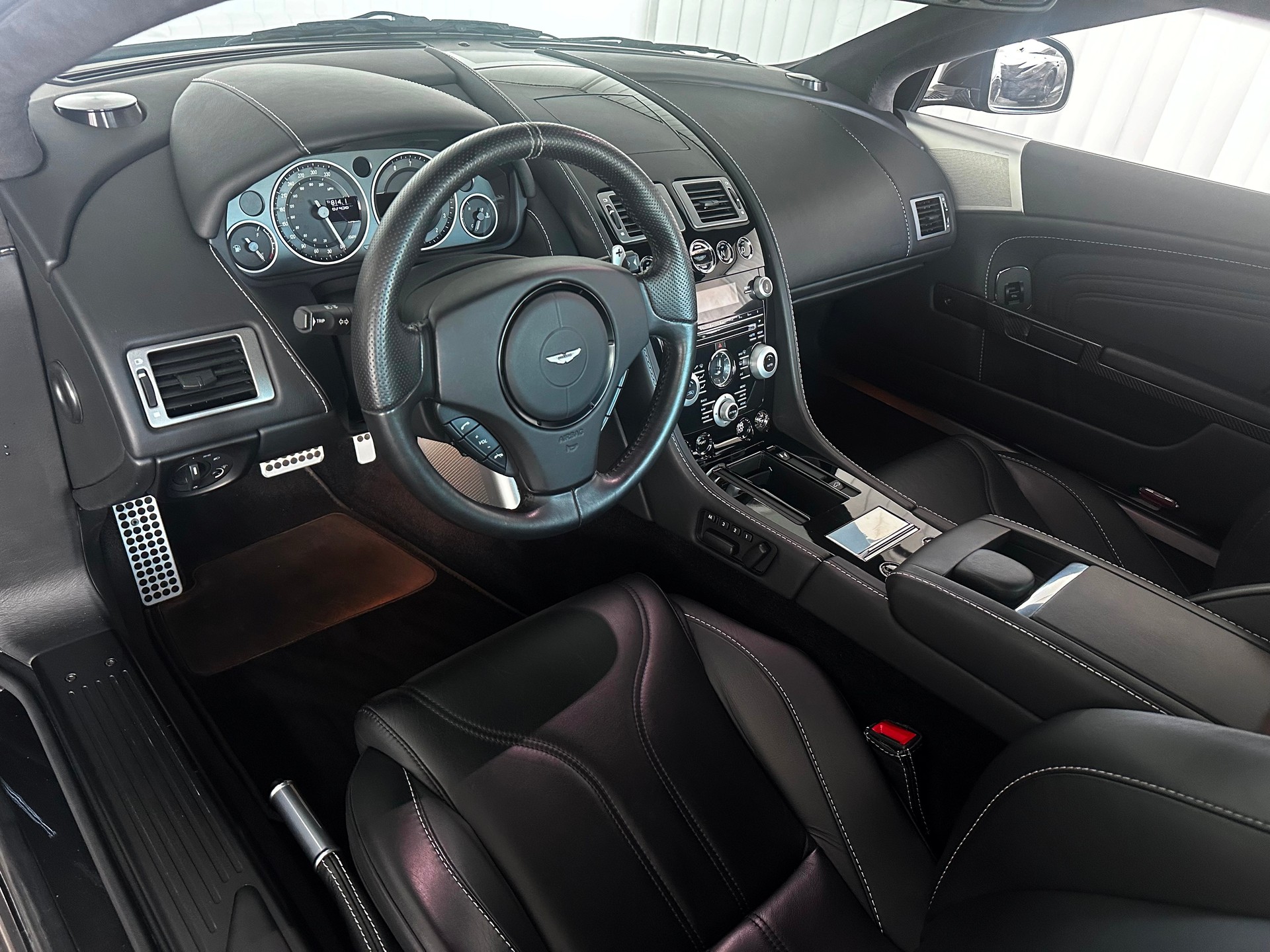 ASTON MARTIN DBS Coupé-image-11