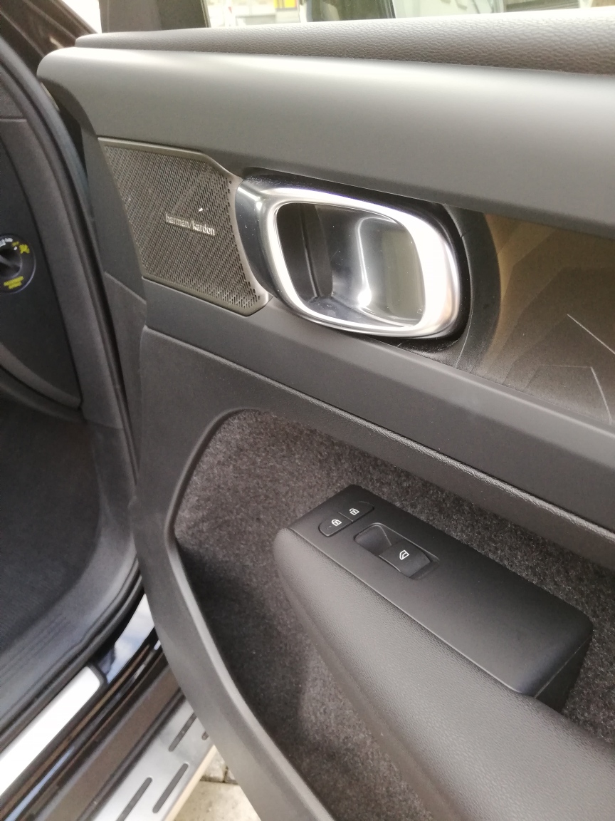 VOLVO XC40 1.5 T5 PiH Ultimate Dark-image-13