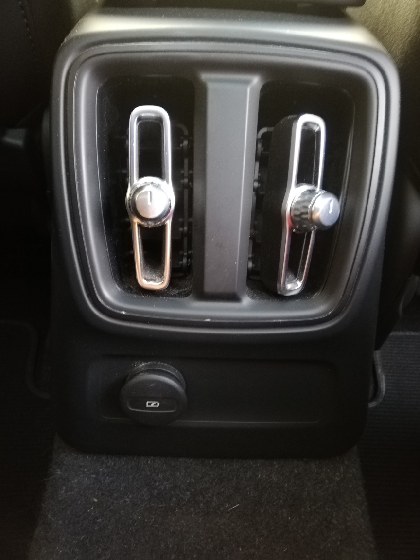 VOLVO XC40 1.5 T5 PiH Ultimate Dark-image-11