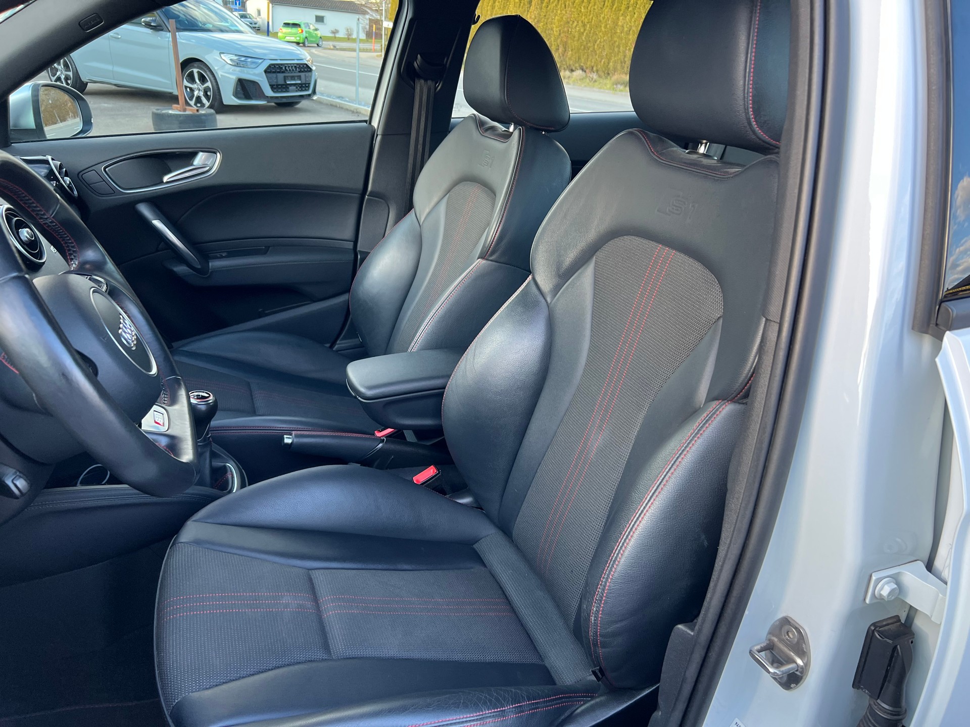 AUDI S1 Sportback 2.0 TFSI quattro-image-14