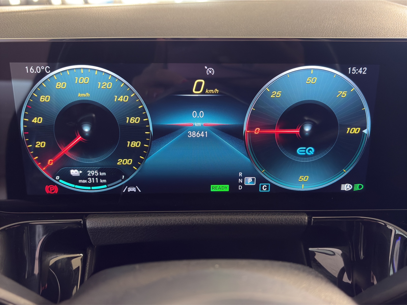 MERCEDES-BENZ EQA 350 AMG Line 4Matic-image-13