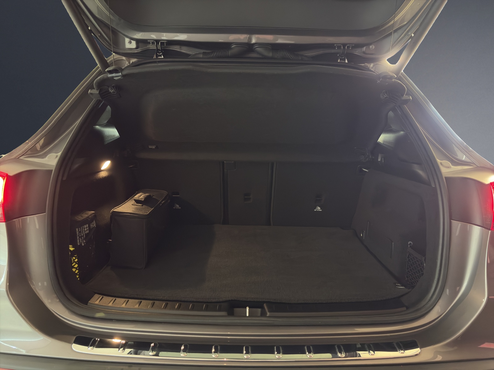 MERCEDES-BENZ EQA 350 AMG Line 4Matic-image-17