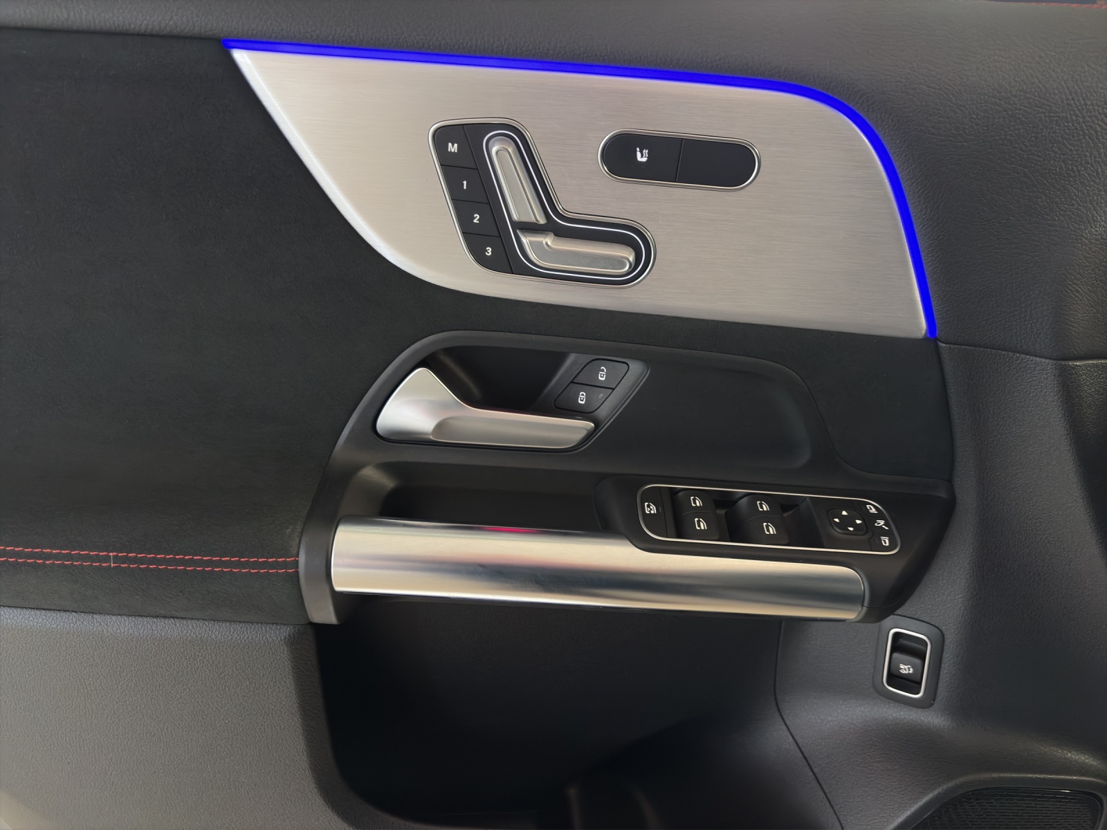 MERCEDES-BENZ EQA 350 AMG Line 4Matic-image-8