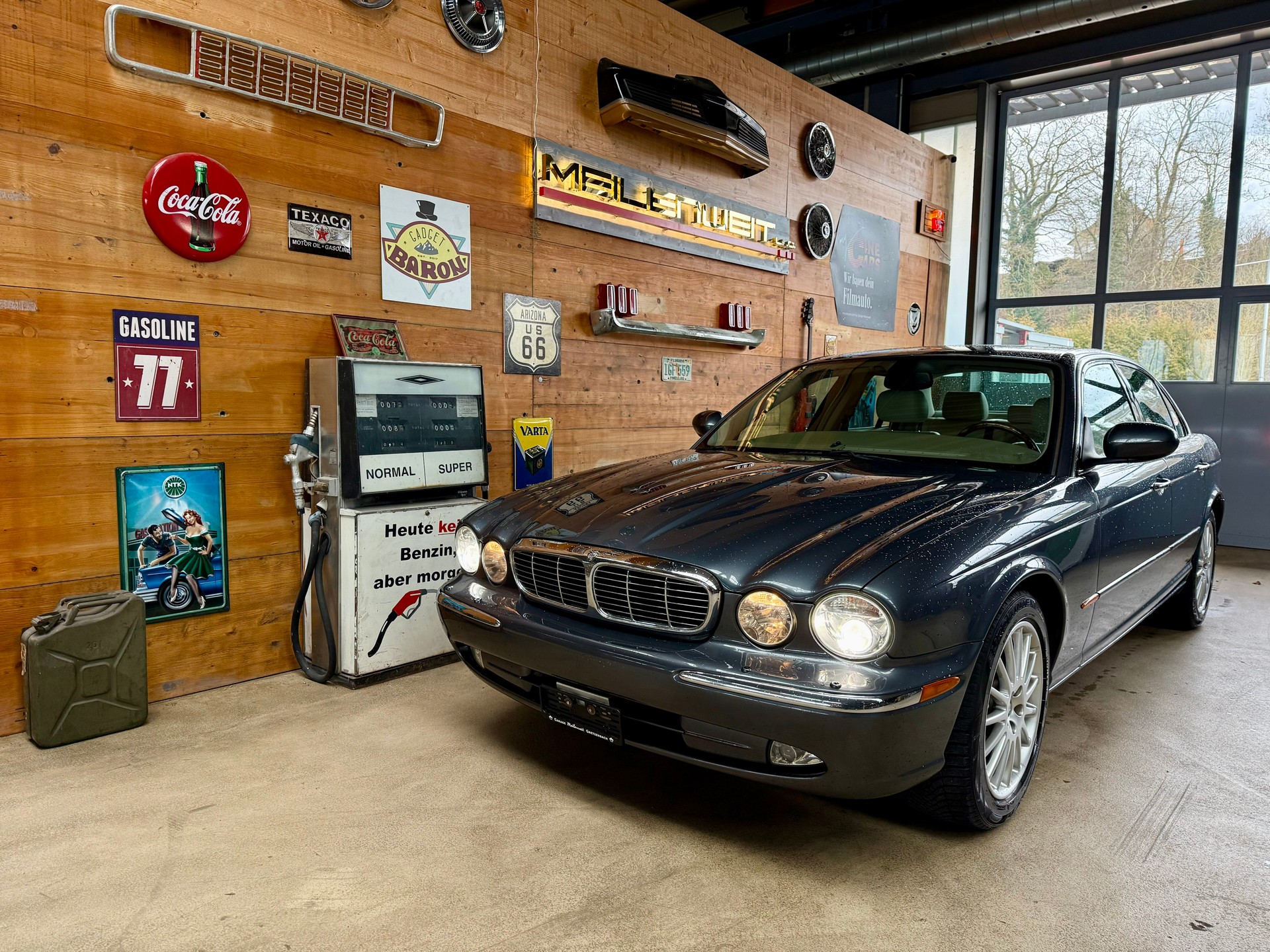 JAGUAR XJ8 4.2 V8 Executive-showroom-element-1