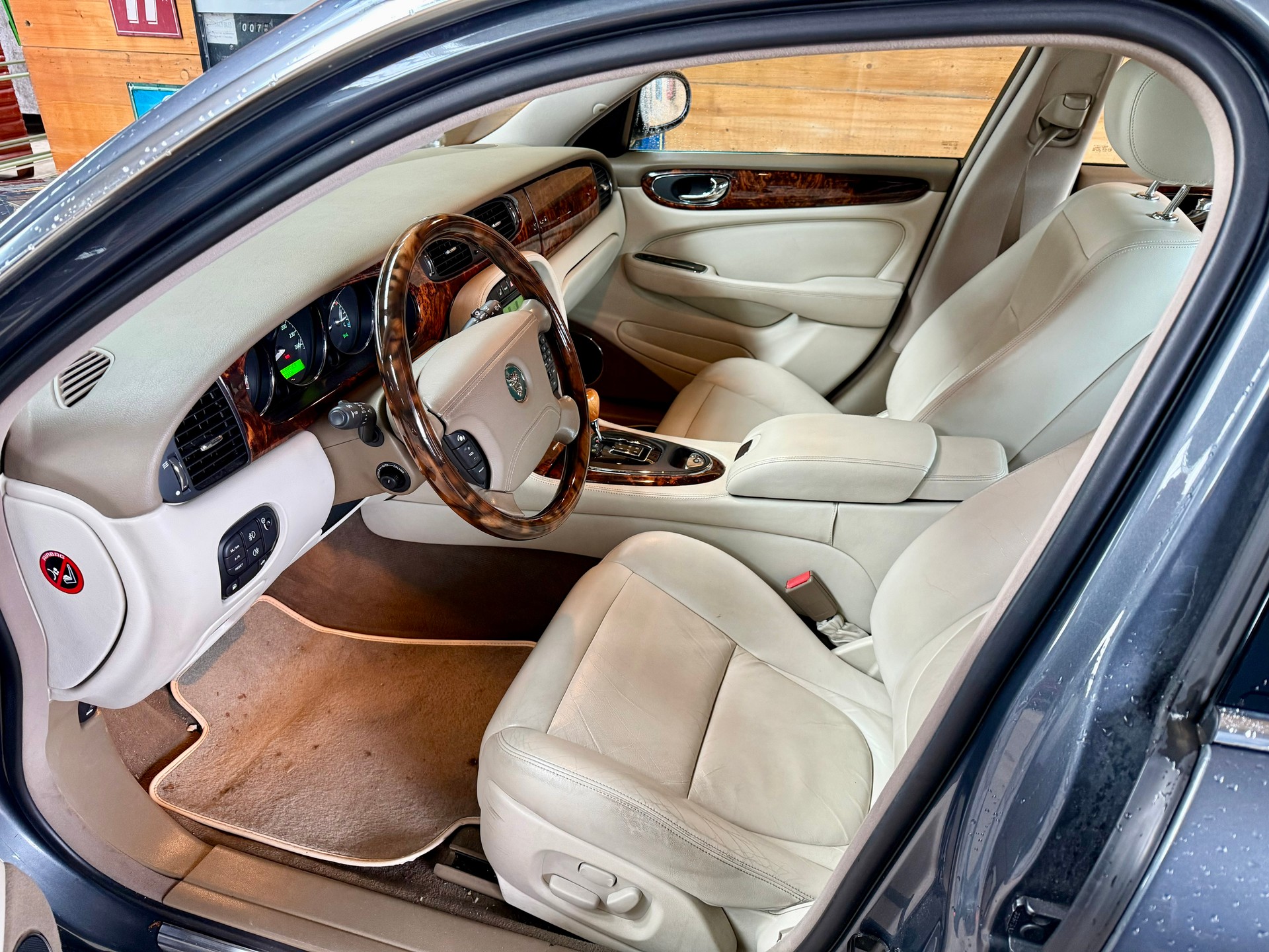 JAGUAR XJ8 4.2 V8 Executive-showroom-element-3