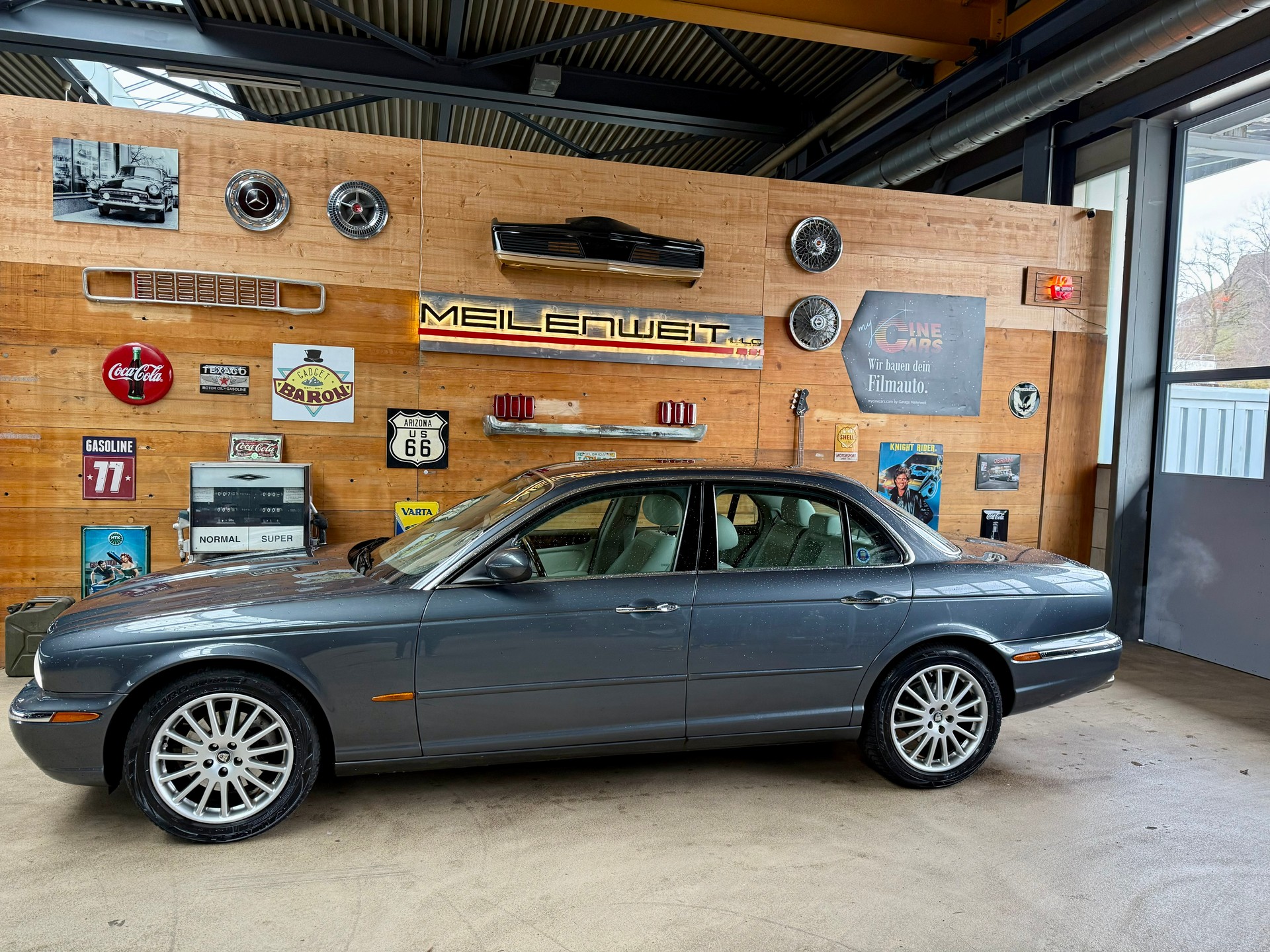 JAGUAR XJ8 4.2 V8 Executive-showroom-element-2