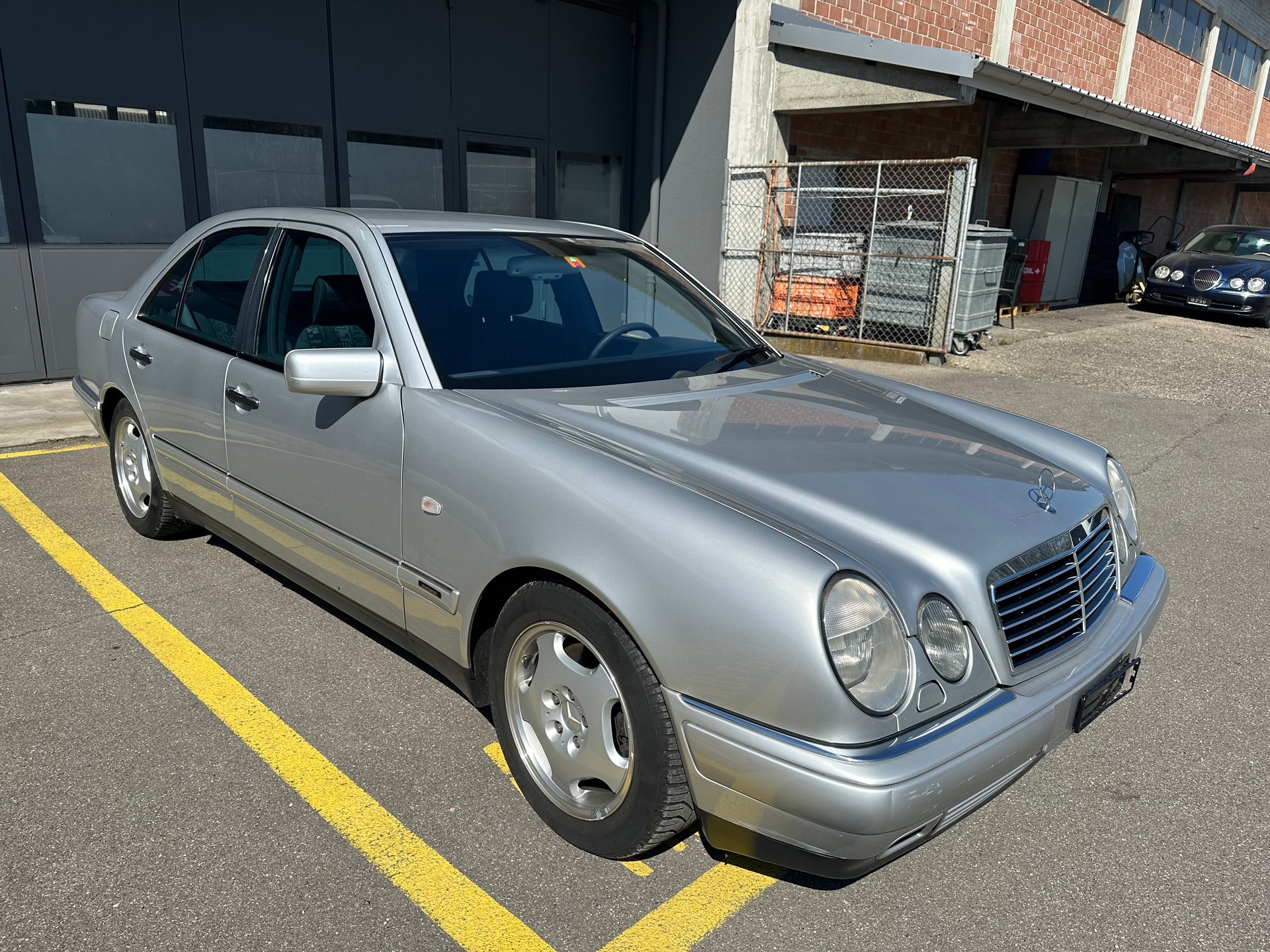 MERCEDES-BENZ E 280-image-1