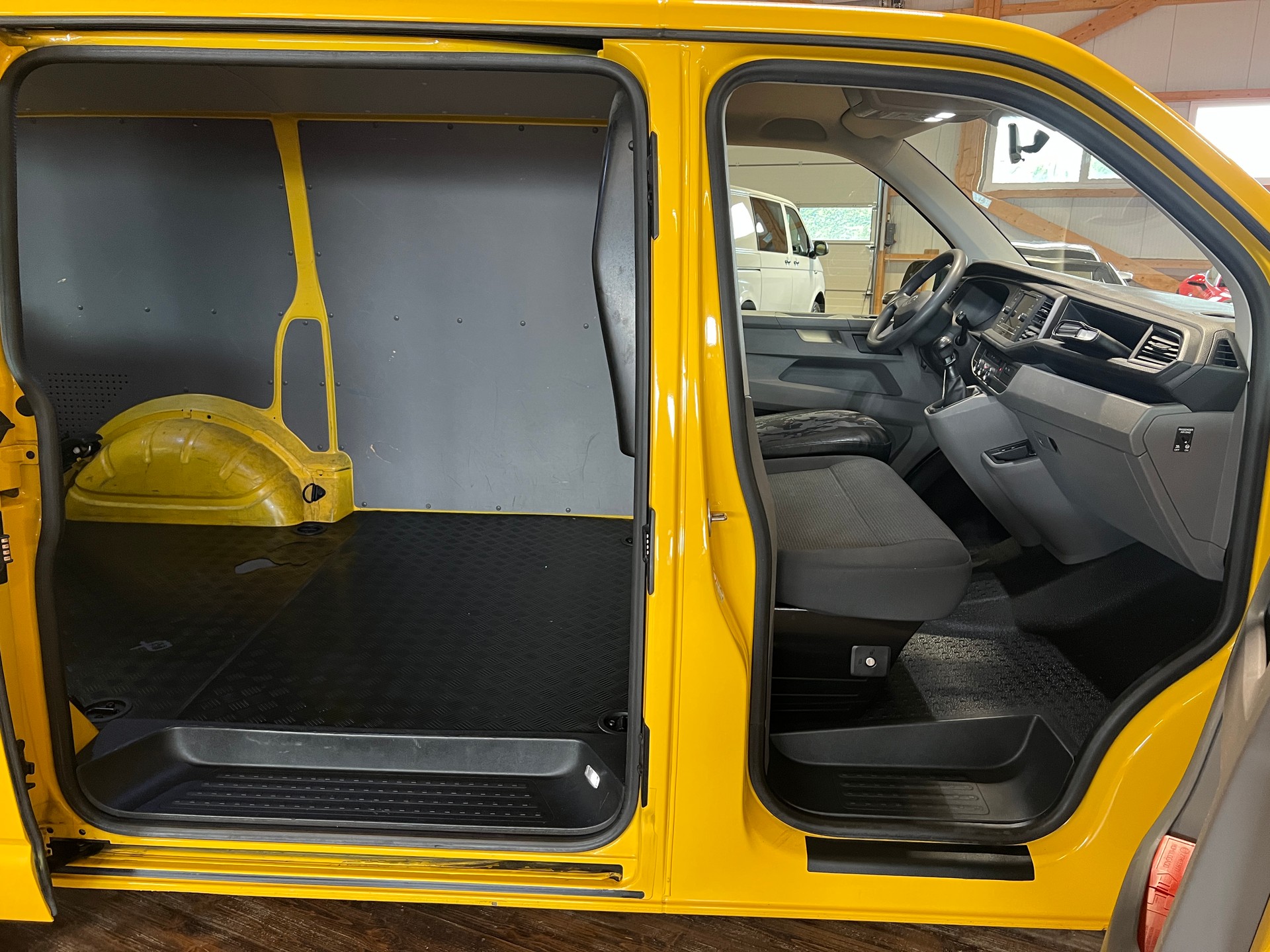 VW T6.1 2.0 TDI Entry-image-12