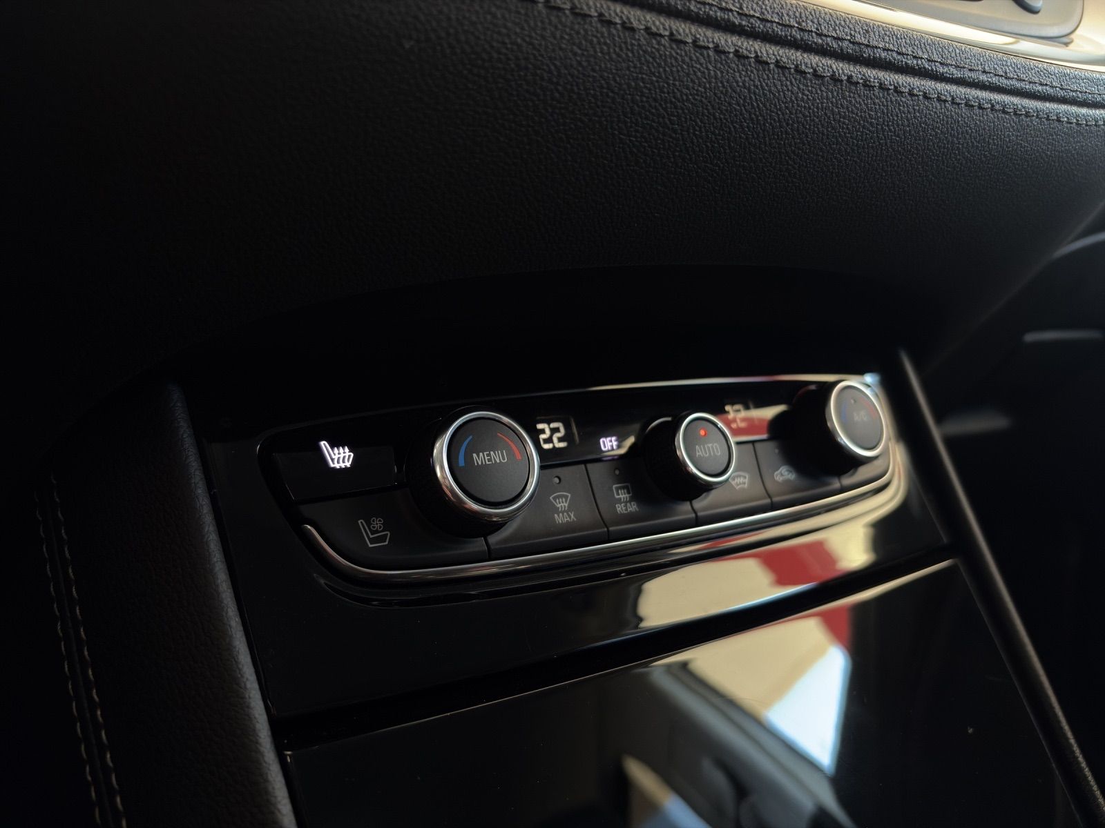 OPEL Grandland X 1.6 Hybrid4 Ultimate Automatik-image-19