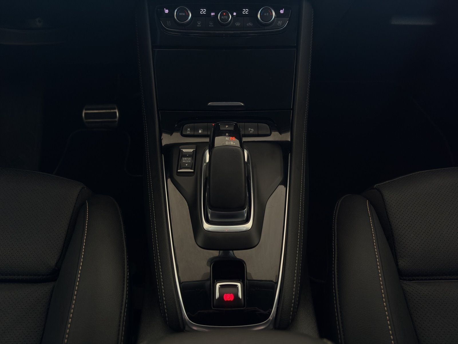 OPEL Grandland X 1.6 Hybrid4 Ultimate Automatik-image-13