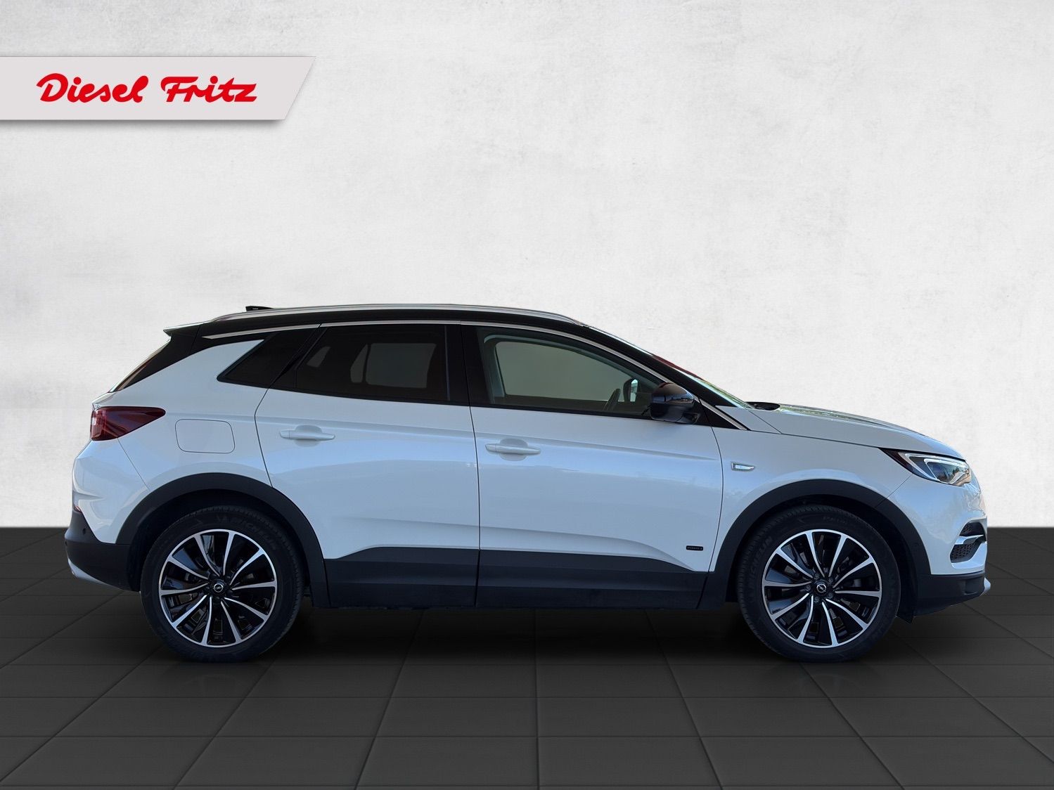 OPEL Grandland X 1.6 Hybrid4 Ultimate Automatik-image-5