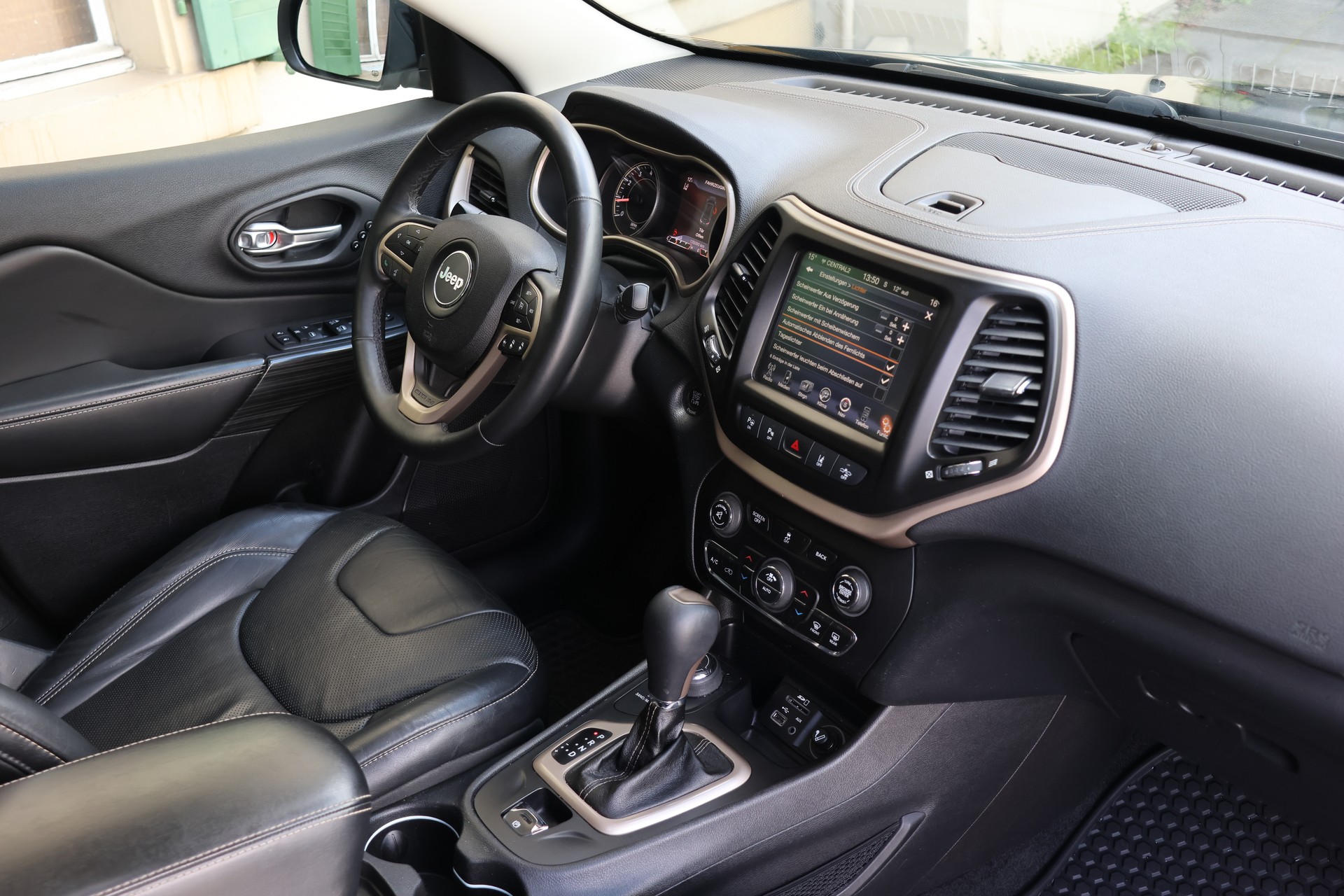 JEEP Cherokee 3.2 Limited AWD 9ATX-image-8