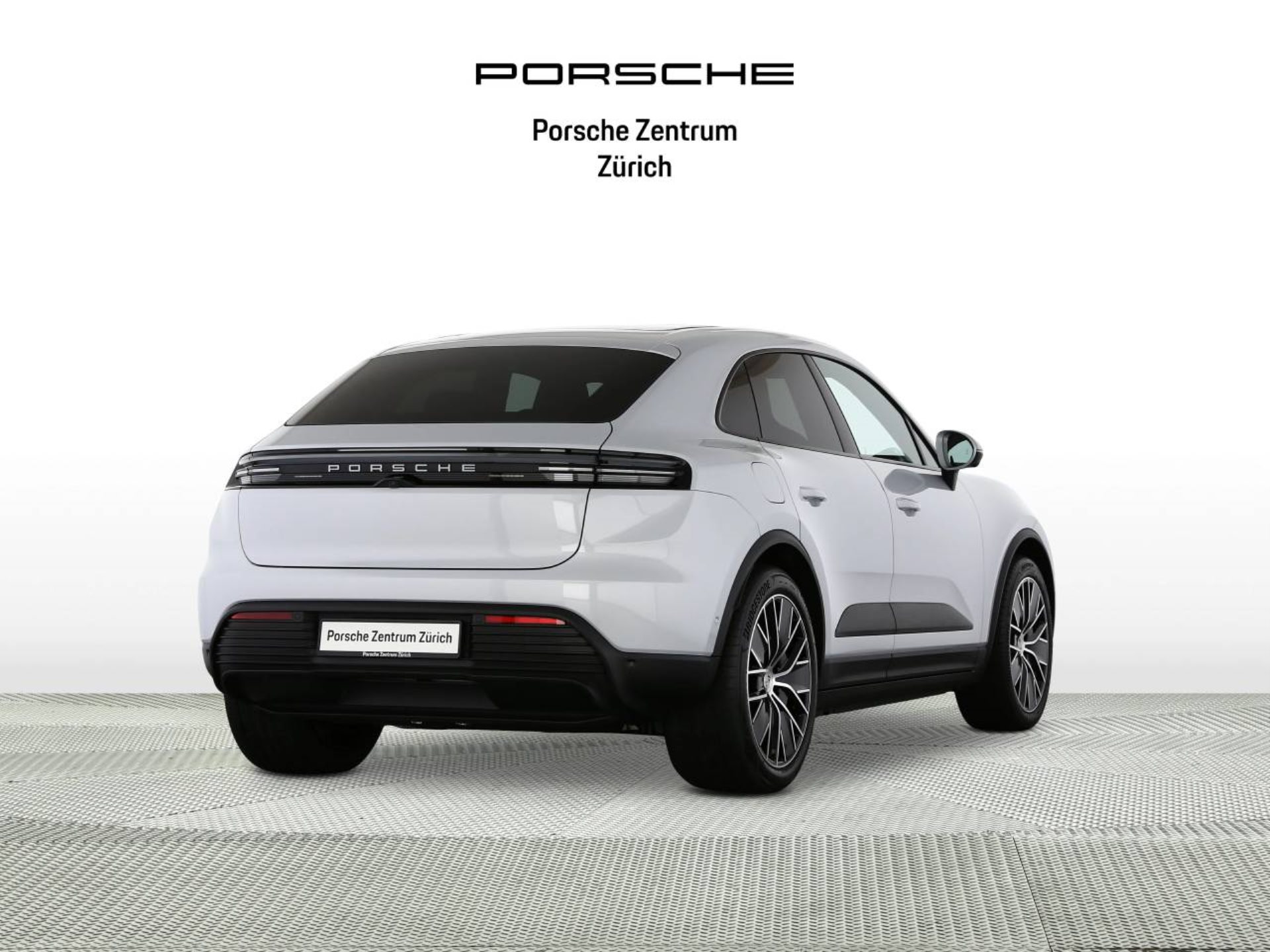 PORSCHE Macan 4-showroom-element-1
