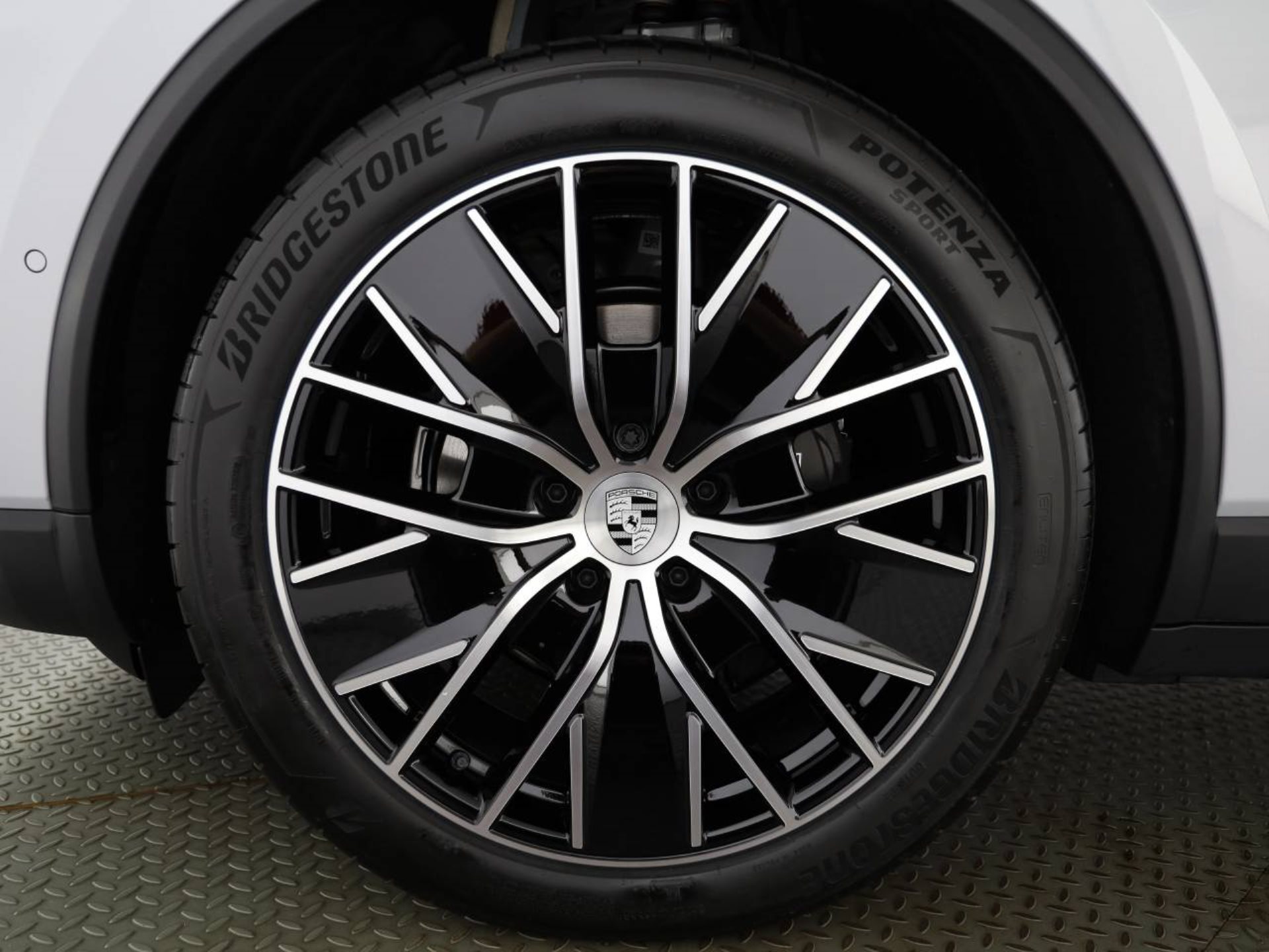 PORSCHE Macan 4-image-8